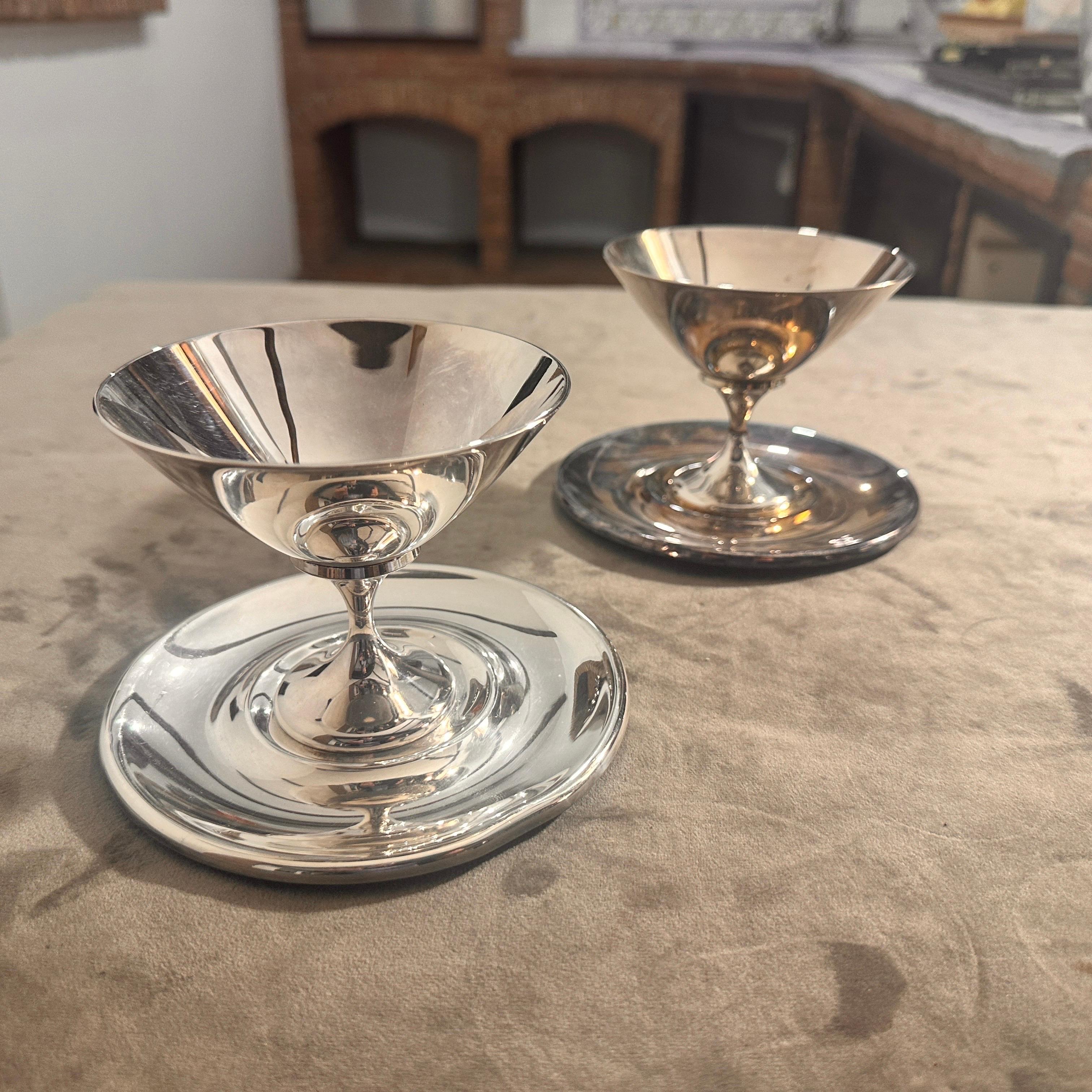 20th Century Set of Two 1980s Modern Minimalist Silver plated Cups by Lino Sabattini For Sale