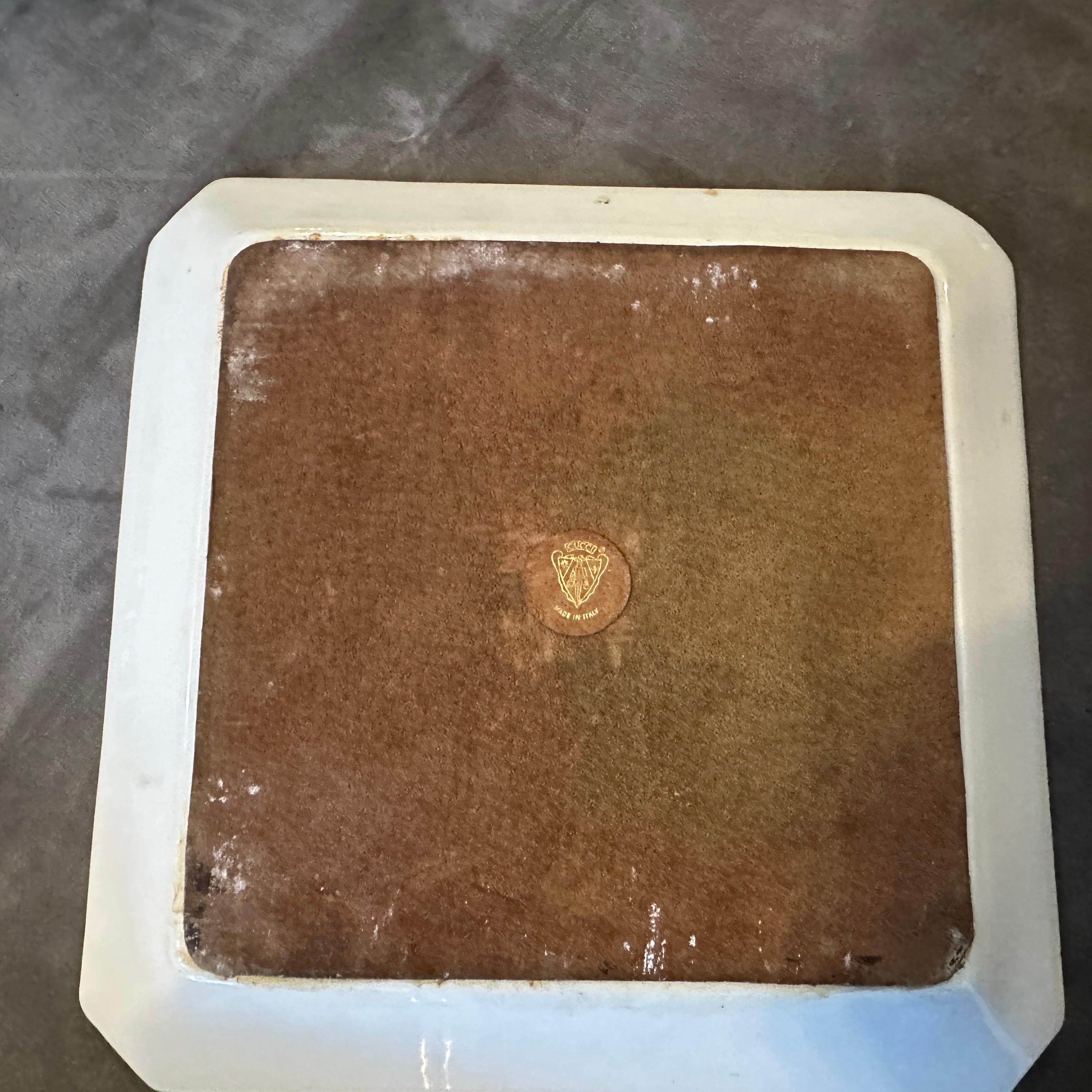 Dies ist ein Satz von zwei weißen Porzellan-Pferde-Aschenbechern von Gucci Firenze, ca. 1980er Jahre. Die Aschenbecher haben eine saubere, glänzend weiße Oberfläche und sind elegant in quadratischer Form mit leicht ausgestellten Ecken gefertigt. Die