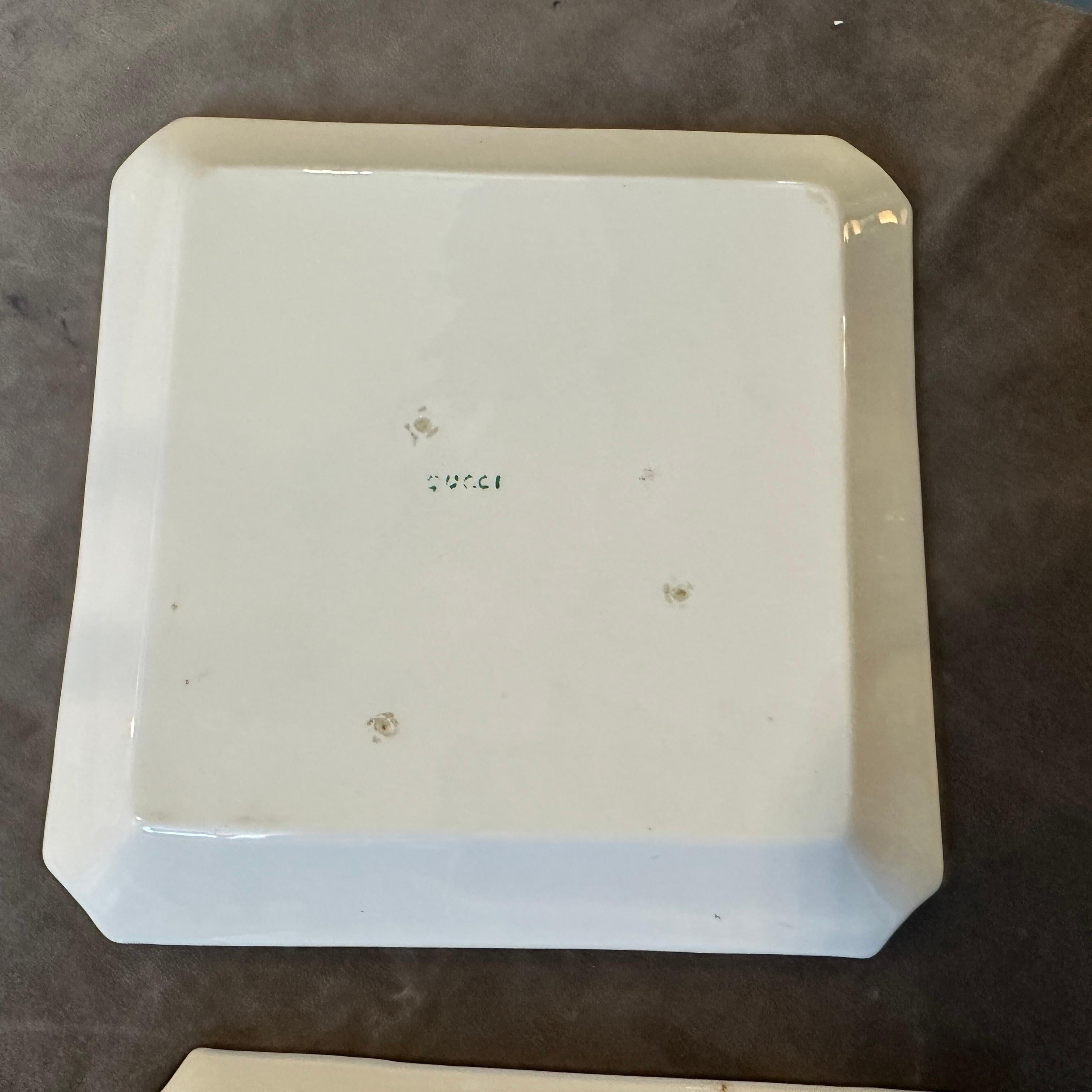 Satz von zwei Aschenbechern aus weißem Porzellan von Gucci Firenze aus den 1980er Jahren im Angebot 1