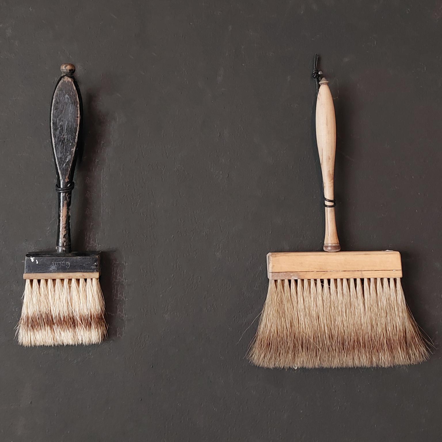 Decorative set consisting of two antique badger hair paint brushes. This is the real deal, each of these craftsmanship handmade brushes is an art piece on its own because you can see they where used.
The smallest brush actually has bone ferrules and