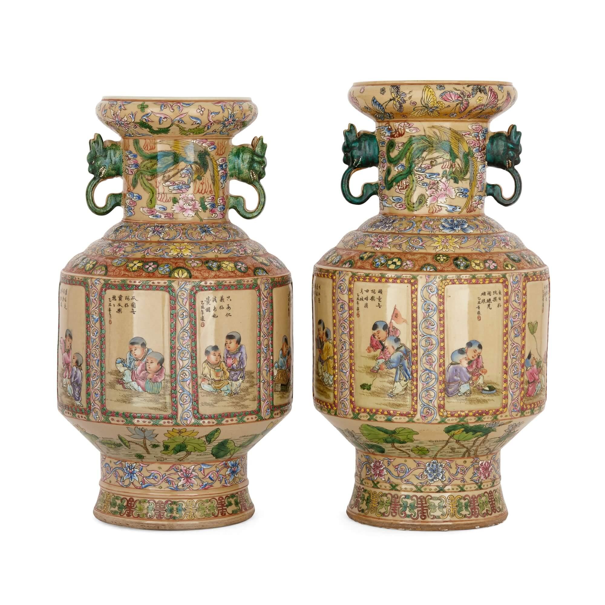 Set di due vasi in porcellana cinese del XIX secolo
Cinese, XIX secolo
Altezza 57 cm, diametro 32 cm

I vasi presentano corpi di forma cilindrica con basi rientranti e colli rientranti a gradini con bordi svasati. Ognuno dei vasi presenta due manici