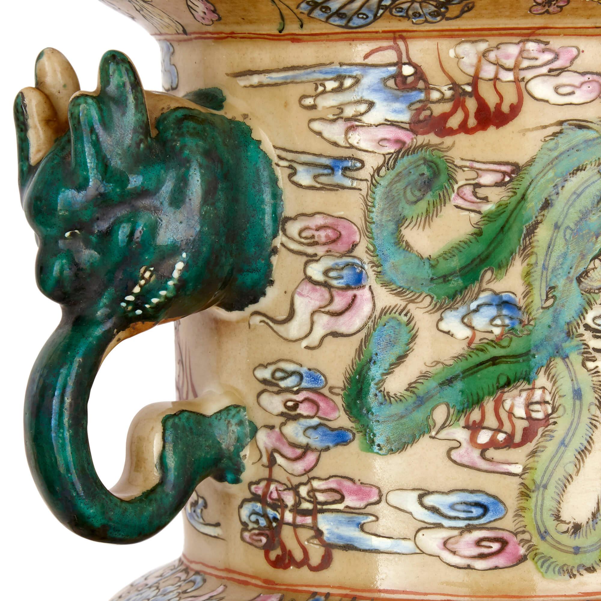 Set von zwei chinesischen Porzellanvasen aus dem 19. Jahrhundert (Chinesisch) im Angebot