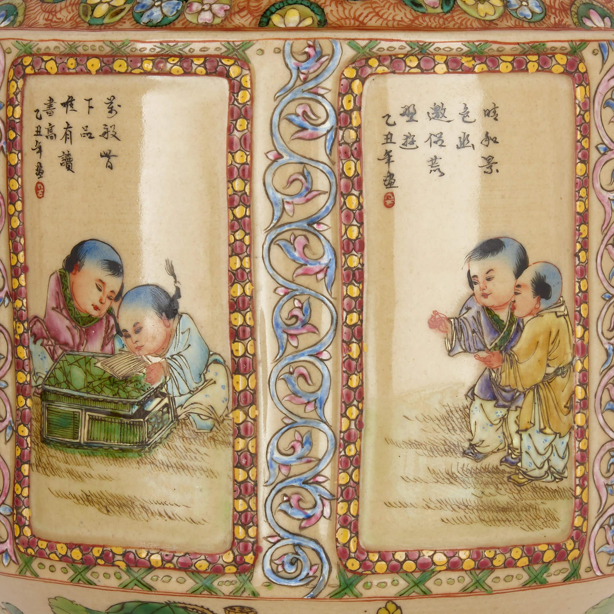 Set von zwei chinesischen Porzellanvasen aus dem 19. Jahrhundert (Handbemalt) im Angebot