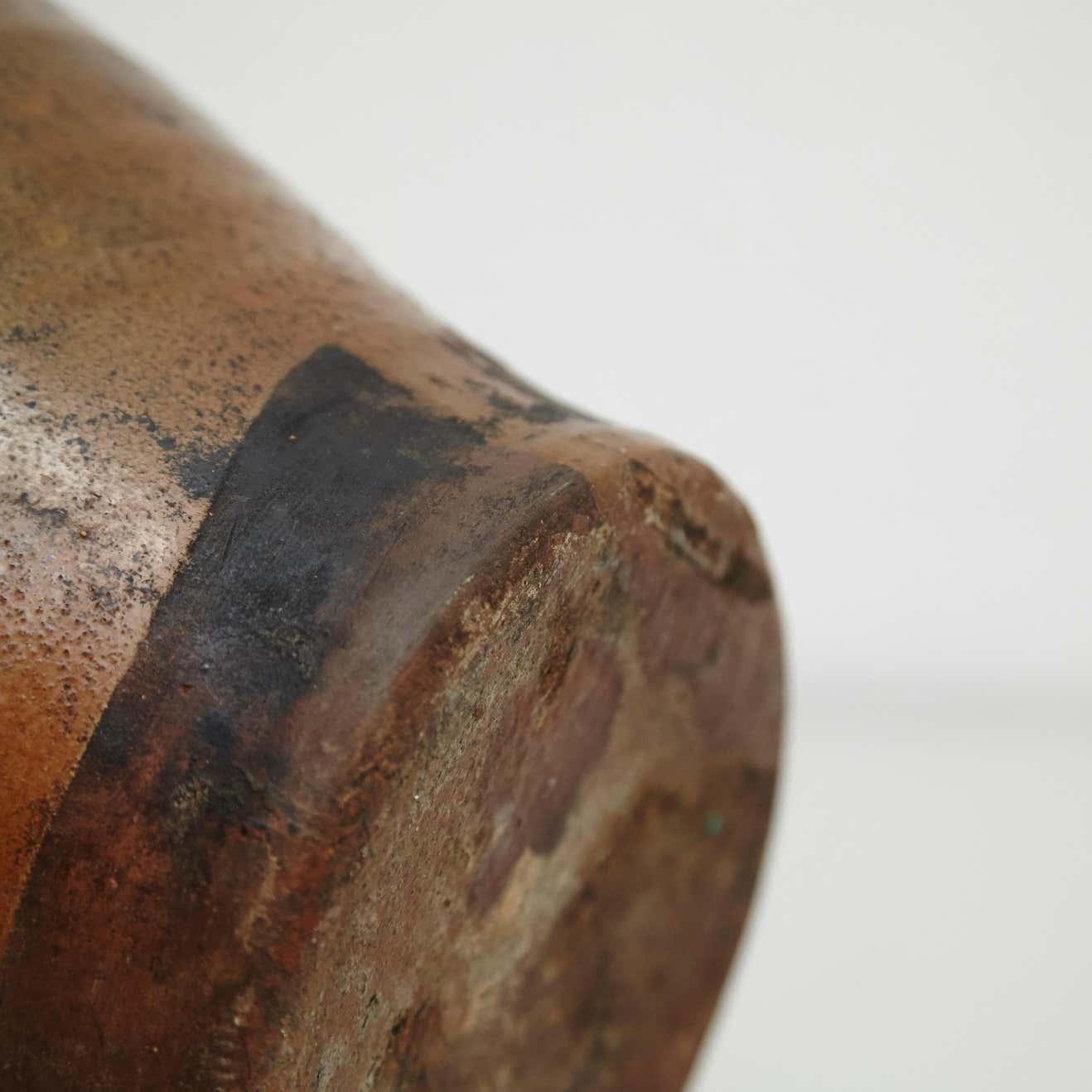 Ensemble de deux céramiques traditionnelles populaires rustiques peintes à la main au XIXe siècle.  Par un artisan inconnu, France.  En état d'origine, avec une usure mineure conforme à l'âge et à l'utilisation, préservant une belle patine.   