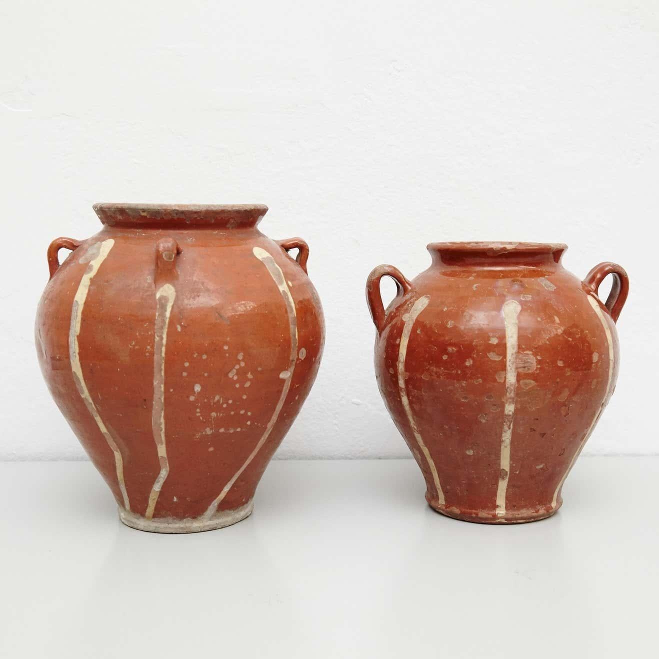 Ensemble de deux céramiques traditionnelles populaires rustiques peintes à la main au XIXe siècle.  Par un artisan inconnu, France.  En état d'origine, avec une usure mineure conforme à l'âge et à l'utilisation, préservant une belle patine.   