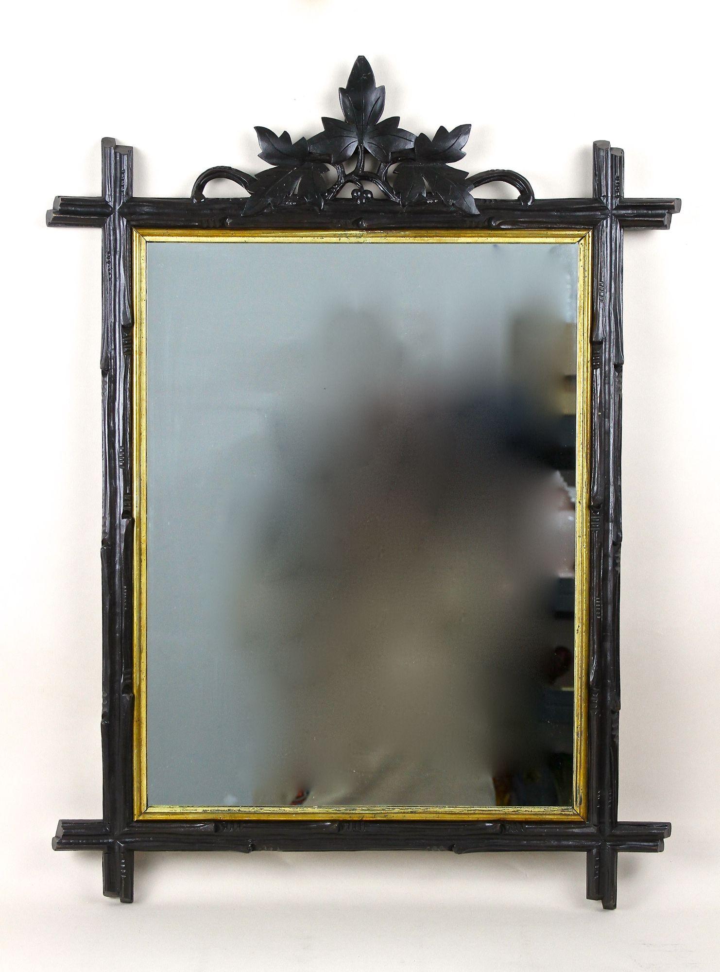 Extraordinaire ensemble de deux miroirs muraux rustiques de la Forêt Noire presque identiques - ils ne diffèrent que légèrement au niveau des sculptures supérieures (voir les photos détaillées) - datant de la période autour de 1870 en Allemagne.