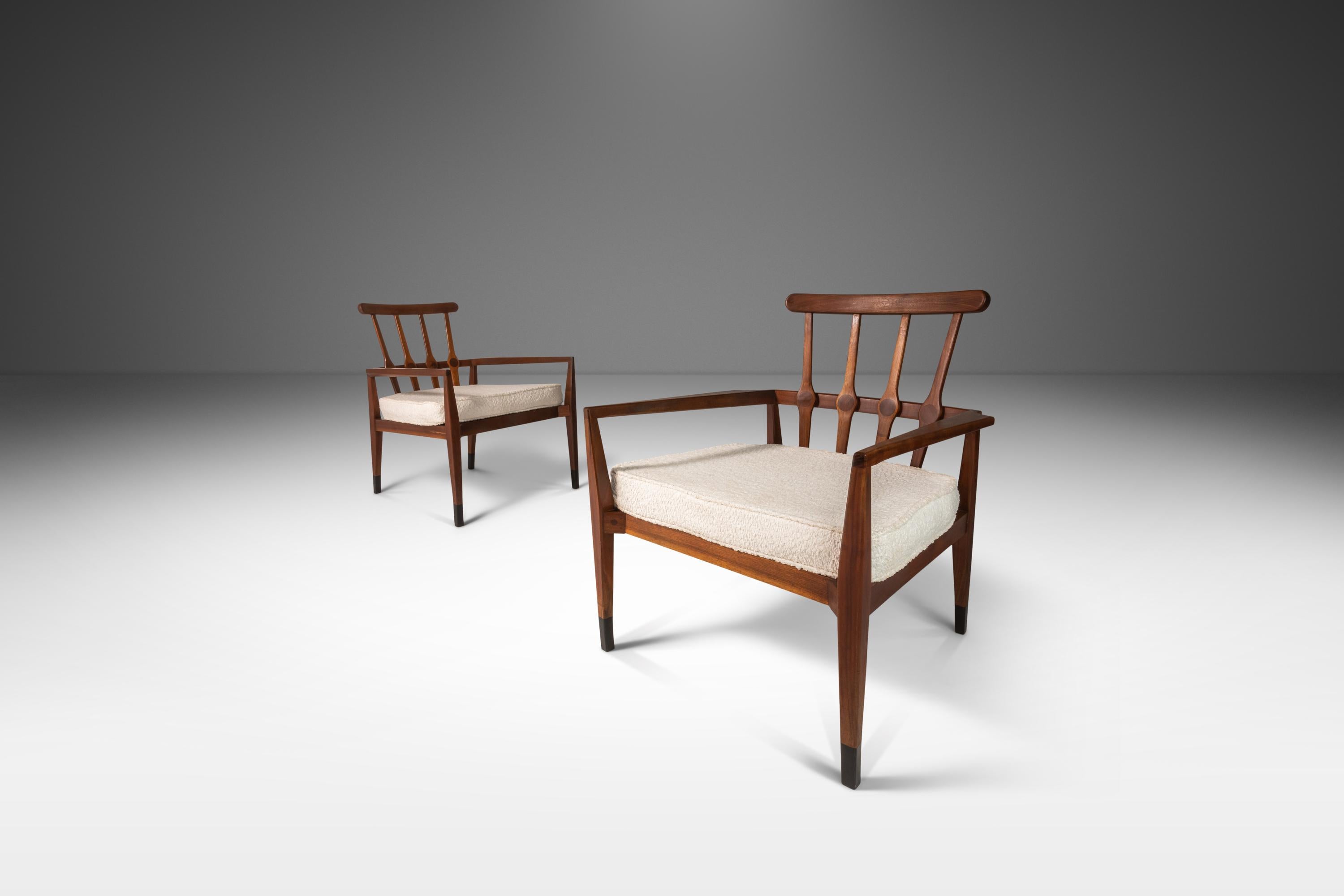 Ensemble de deux (2) fauteuils angulaires en noyer et bouclé par Foster-McDavid, c. 1960s en vente 3