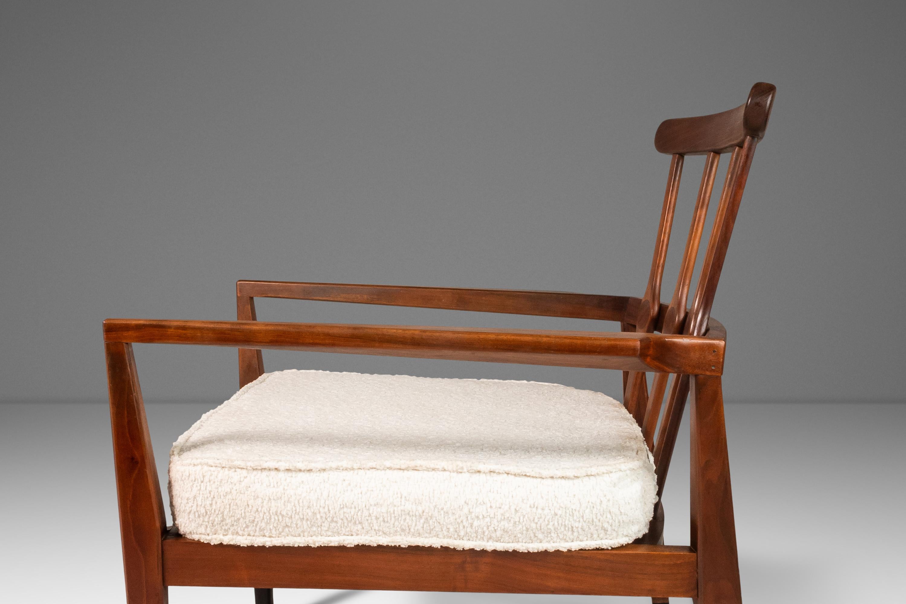 Ensemble de deux (2) fauteuils angulaires en noyer et bouclé par Foster-McDavid, c. 1960s en vente 10