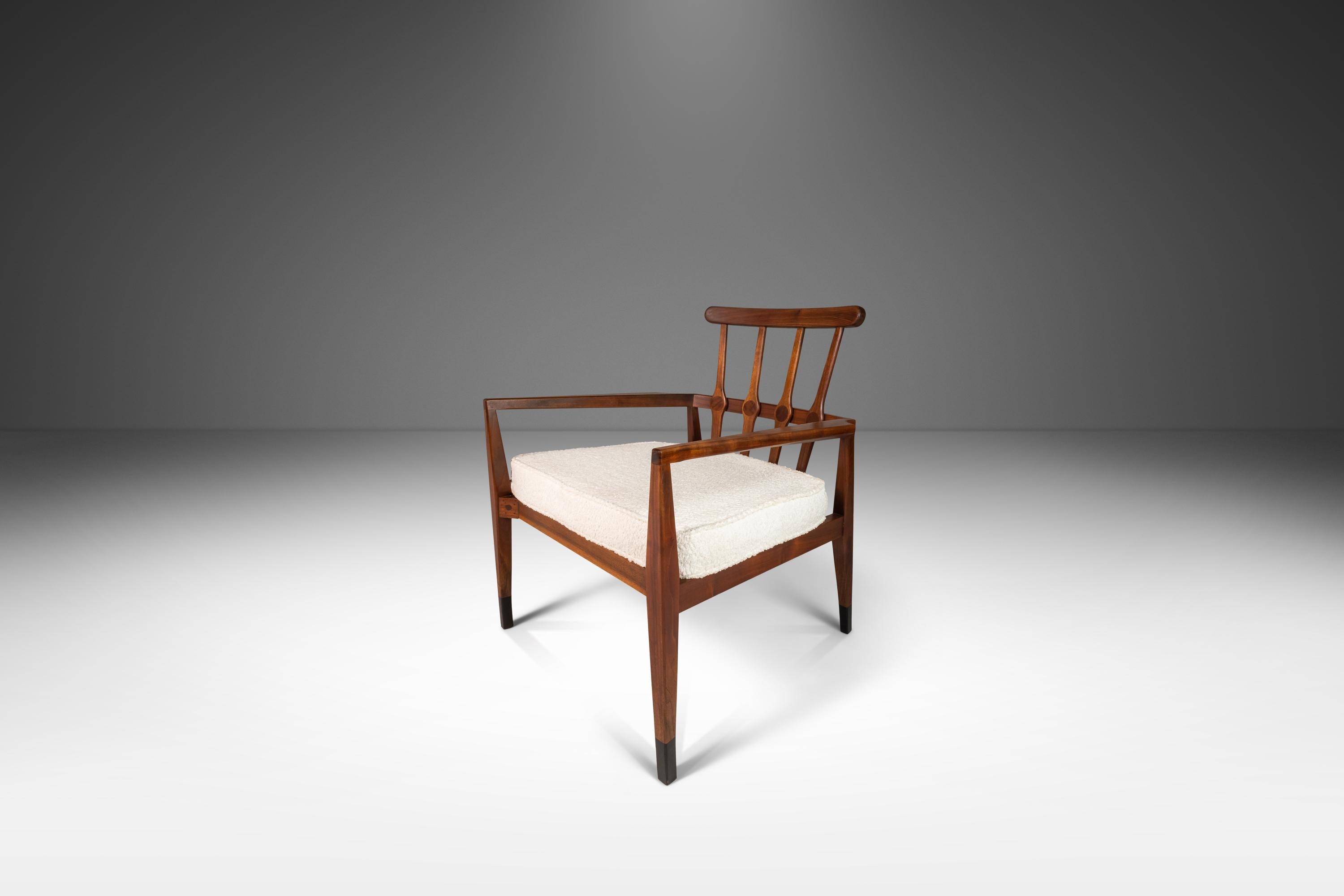 Dieses exquisite Set kantiger Sessel, das Robert Foster JR in den frühen 1960er Jahren für Foster-McDavid entwarf, eine kleine Möbelfirma mit Sitz in Tampa, die zwischen 1950 und 1975 gegründet wurde, ist der Beweis dafür, dass amerikanische