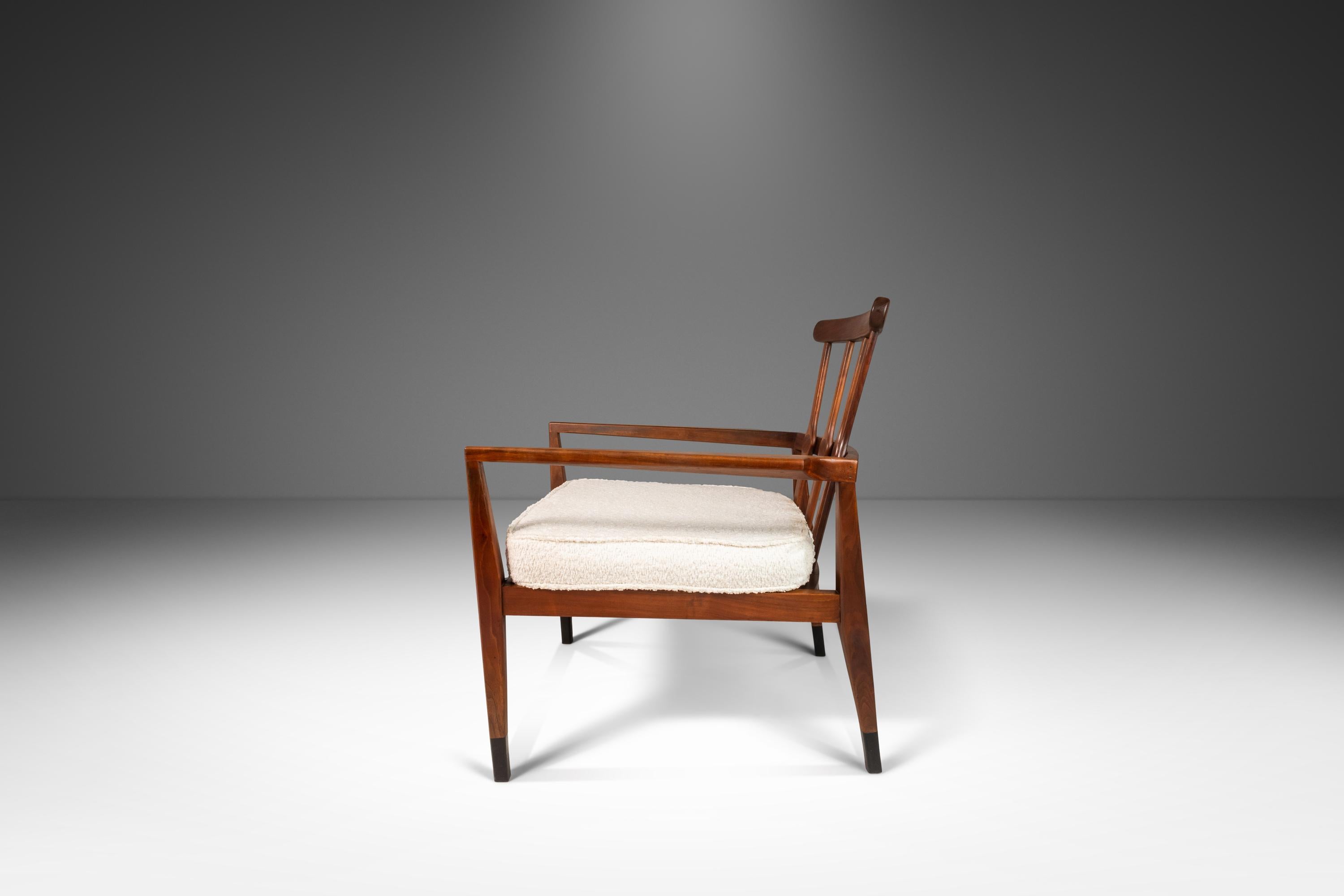 Milieu du XXe siècle Ensemble de deux (2) fauteuils angulaires en noyer et bouclé par Foster-McDavid, c. 1960s en vente