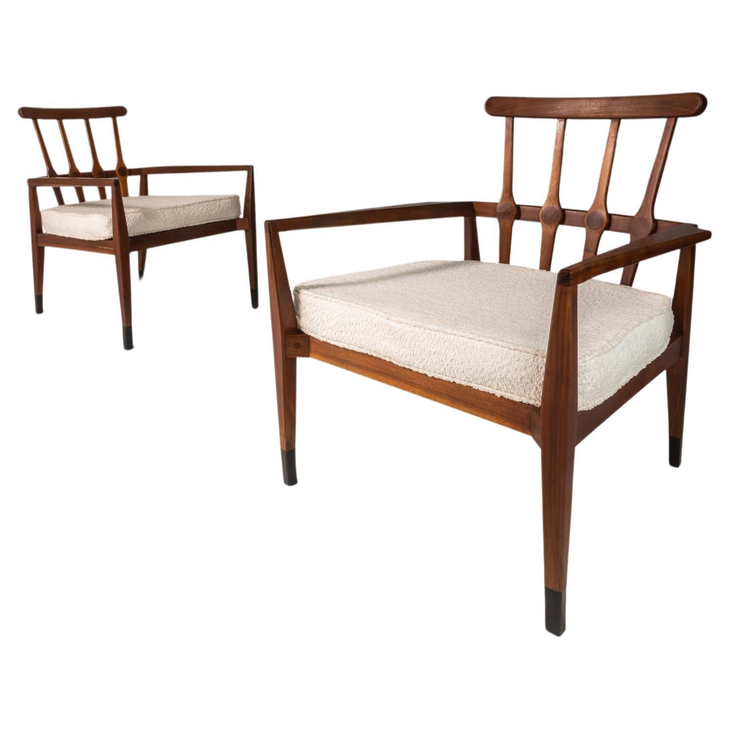 Ensemble de deux (2) fauteuils angulaires en noyer et bouclé par Foster-McDavid, c. 1960s en vente