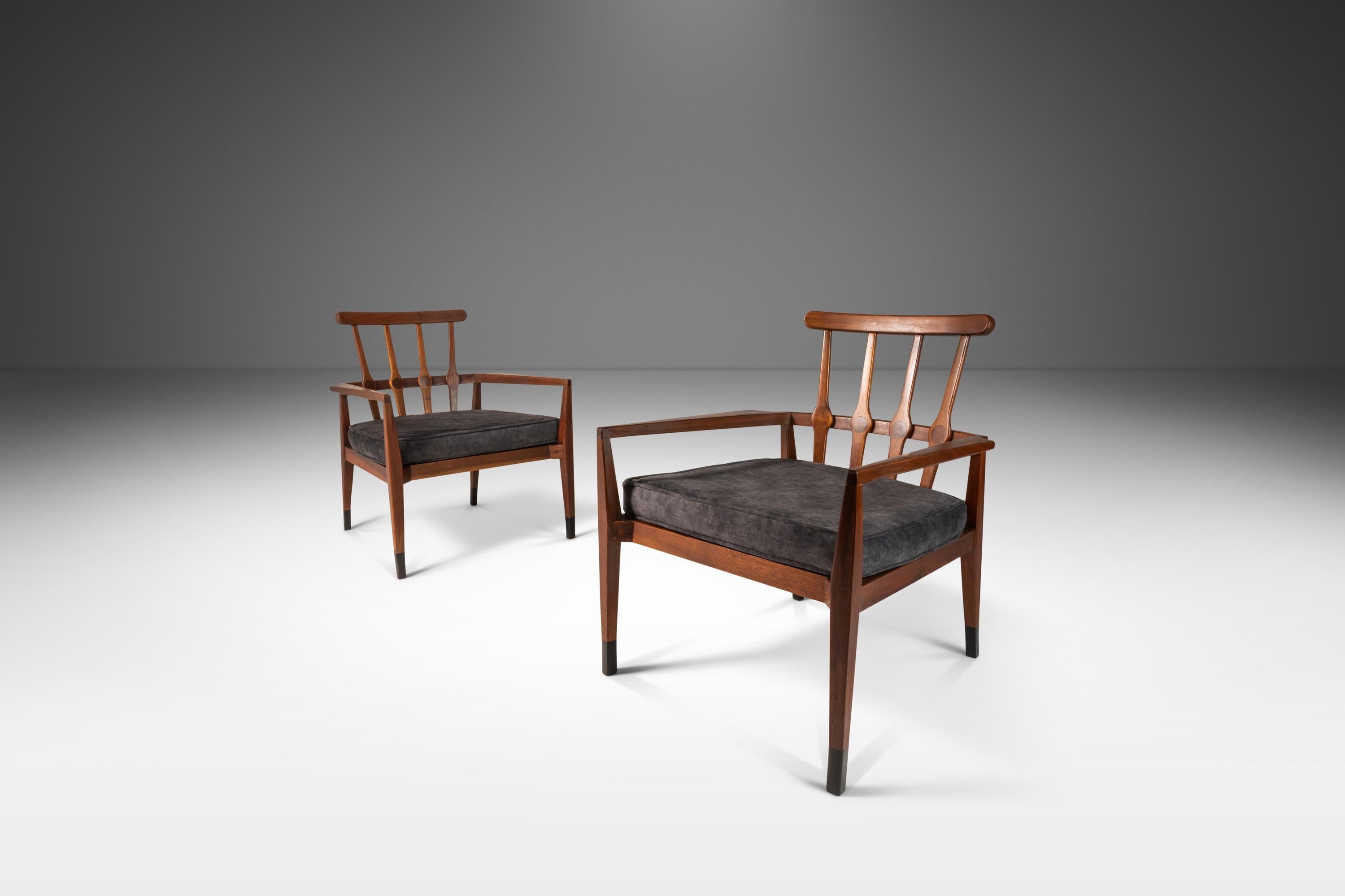 Ensemble de deux (2) fauteuils angulaires en noyer et velours par Foster-McDavid, c. 1960s en vente 5