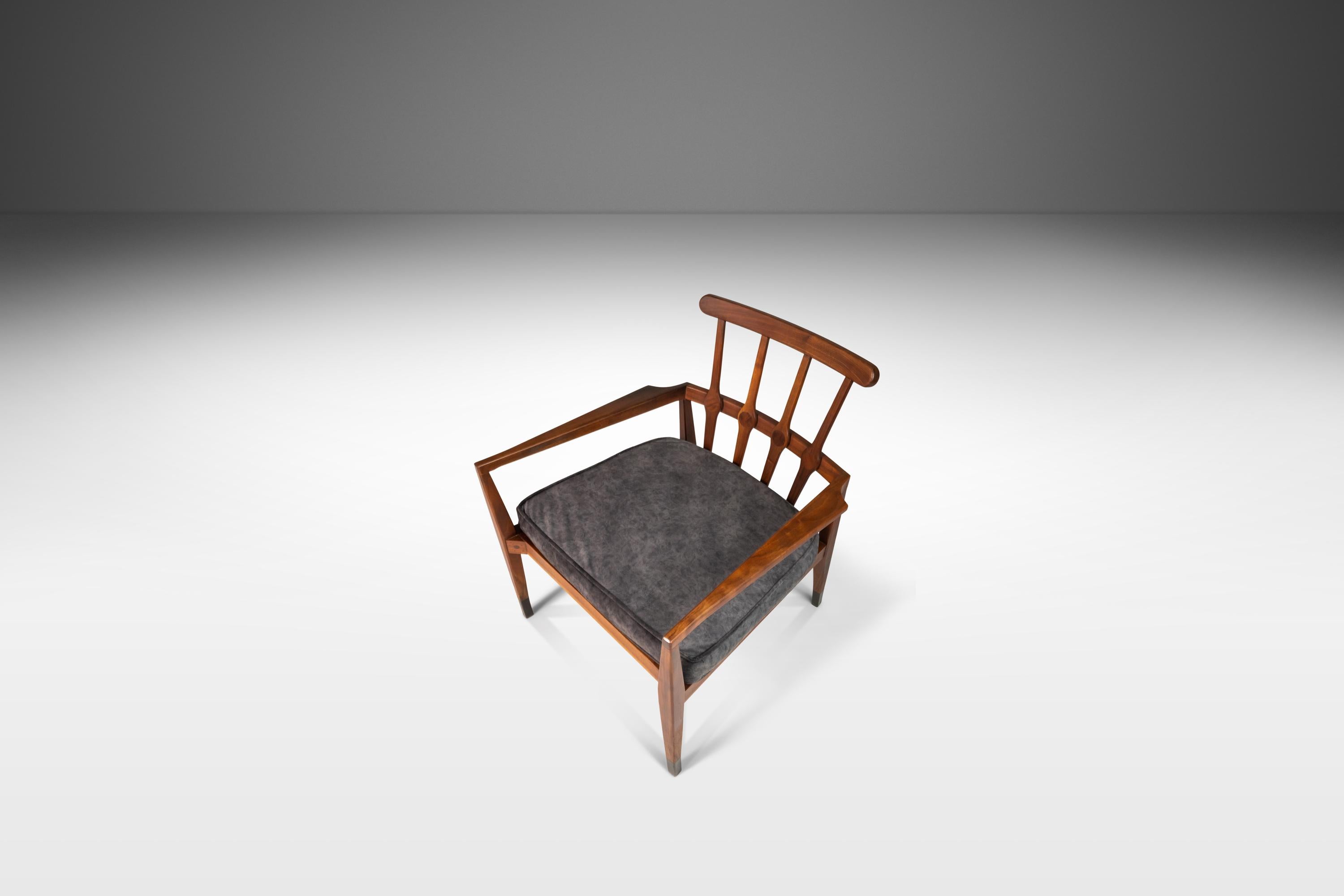 A propos : Conçu par Robert Foster Jr. au début des années 1960, cet ensemble exquis de fauteuils angulaires pour Foster-McDavid, une petite entreprise de meubles de boutique basée à Tampa et établie entre 1950 et 1975, est la preuve que les