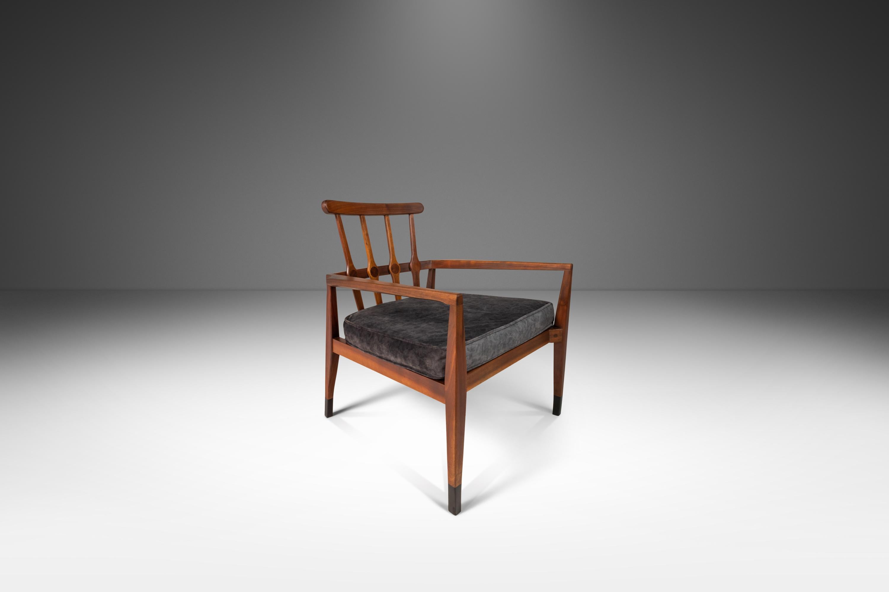 Mid-Century Modern Ensemble de deux (2) fauteuils angulaires en noyer et velours par Foster-McDavid, c. 1960s en vente