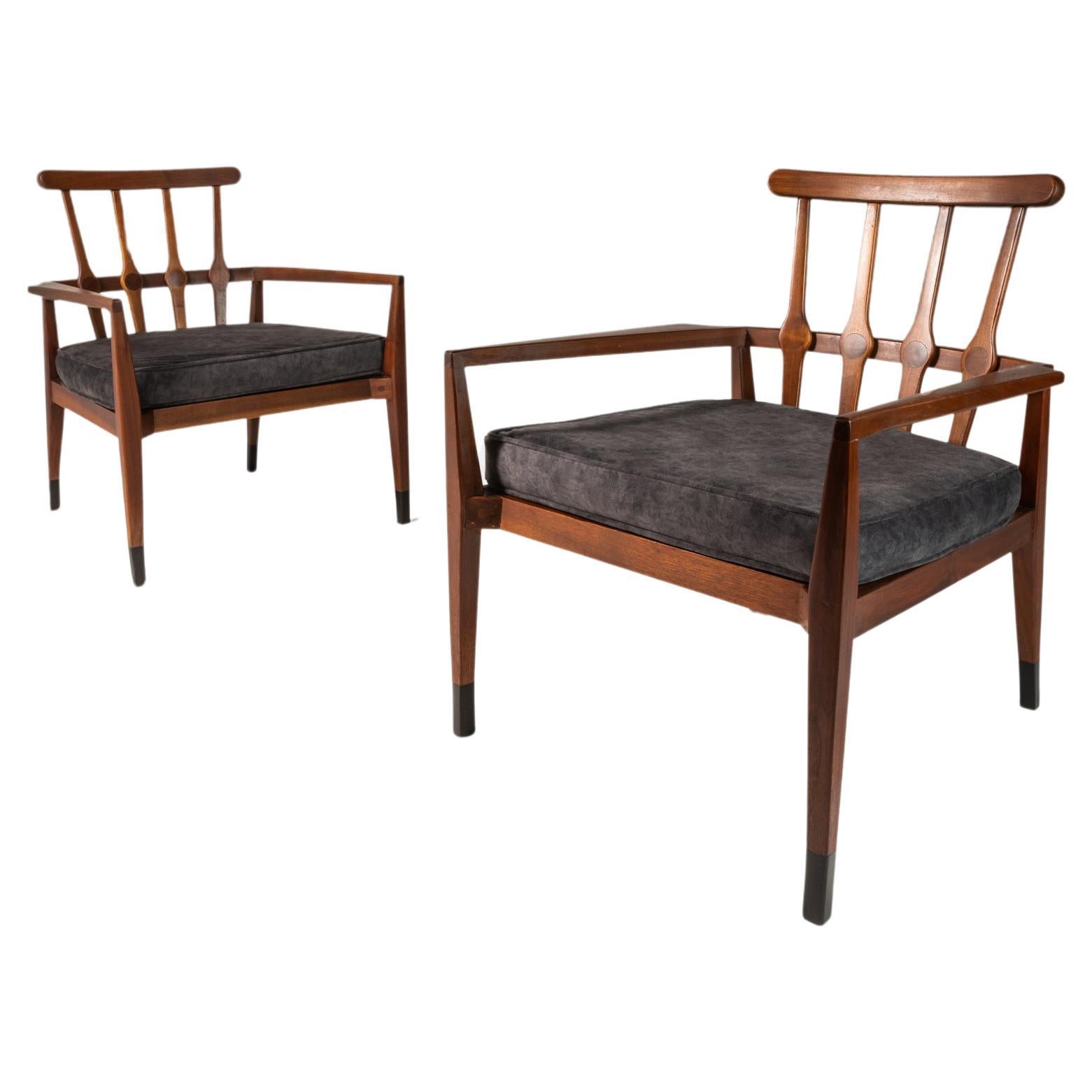 Ensemble de deux (2) fauteuils angulaires en noyer et velours par Foster-McDavid, c. 1960s en vente