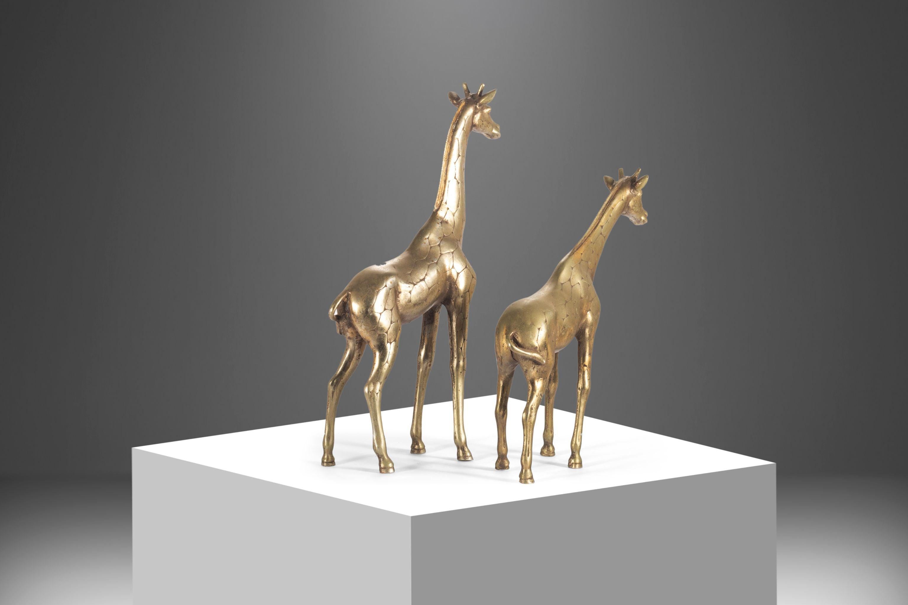 Hollywood Regency Ensemble de deux figurines de girafe en laiton massif, martelées à la main par un artisan du milieu du siècle dernier en vente