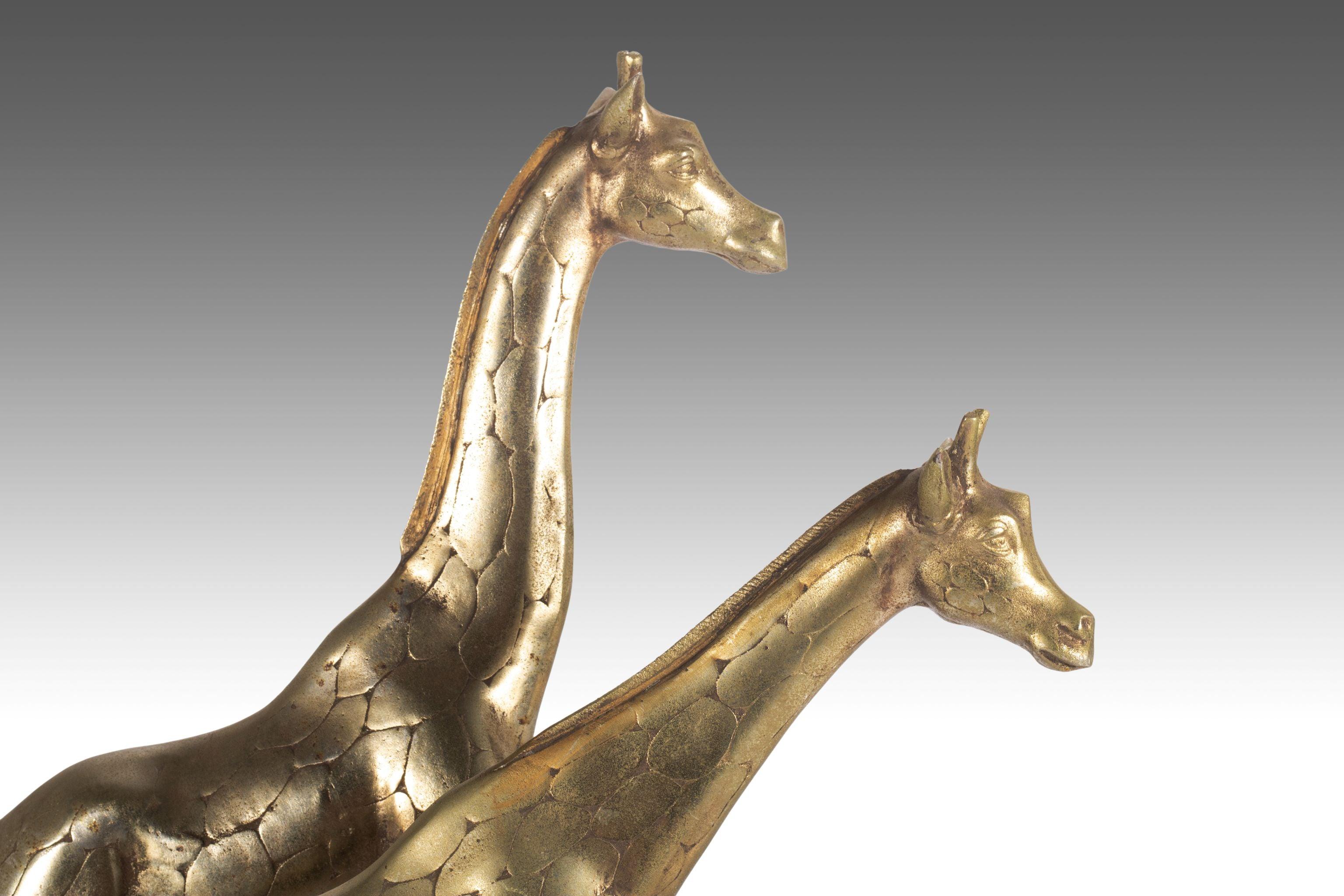 Fin du 20e siècle Ensemble de deux figurines de girafe en laiton massif, martelées à la main par un artisan du milieu du siècle dernier en vente