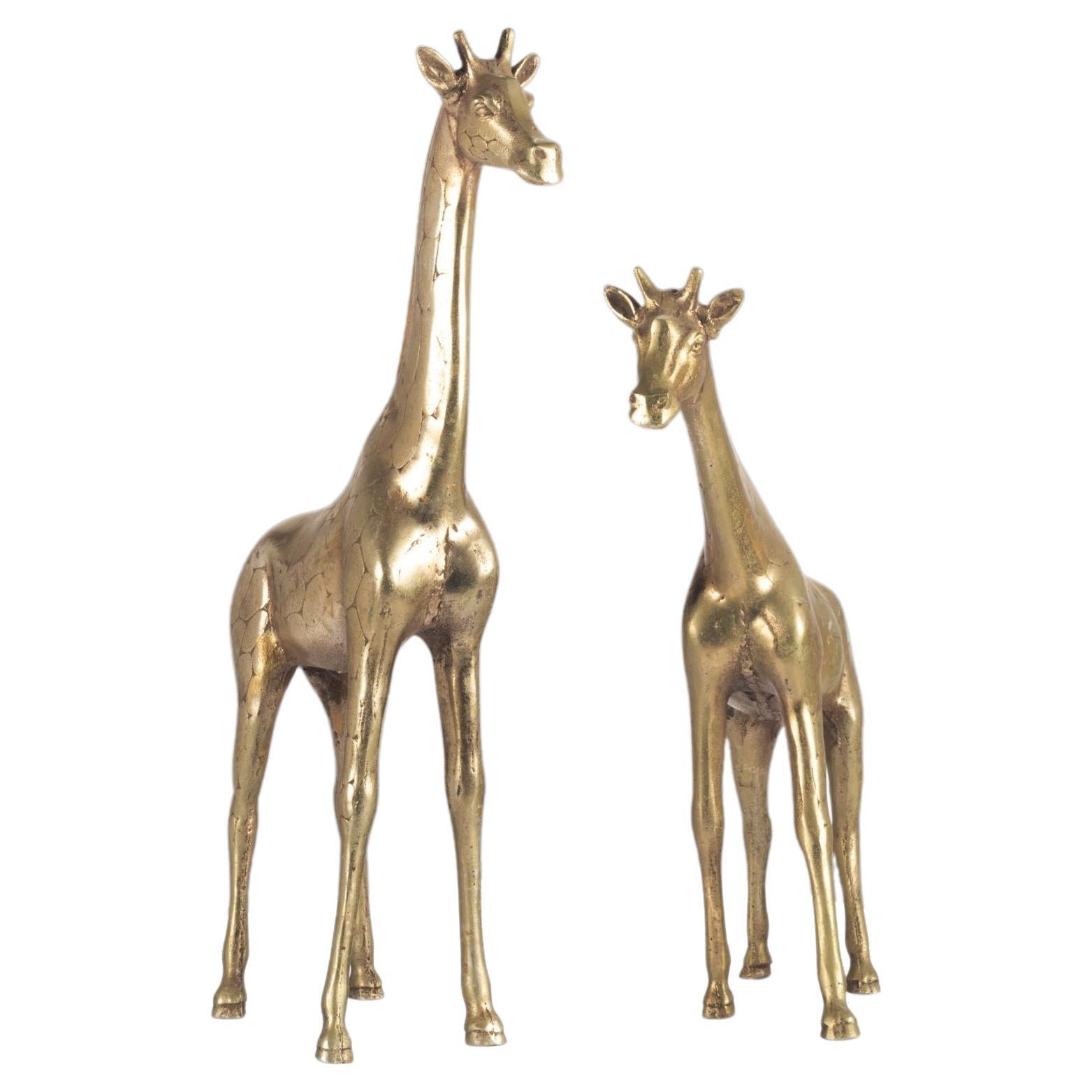 Ensemble de deux figurines de girafe en laiton massif, martelées à la main par un artisan du milieu du siècle dernier