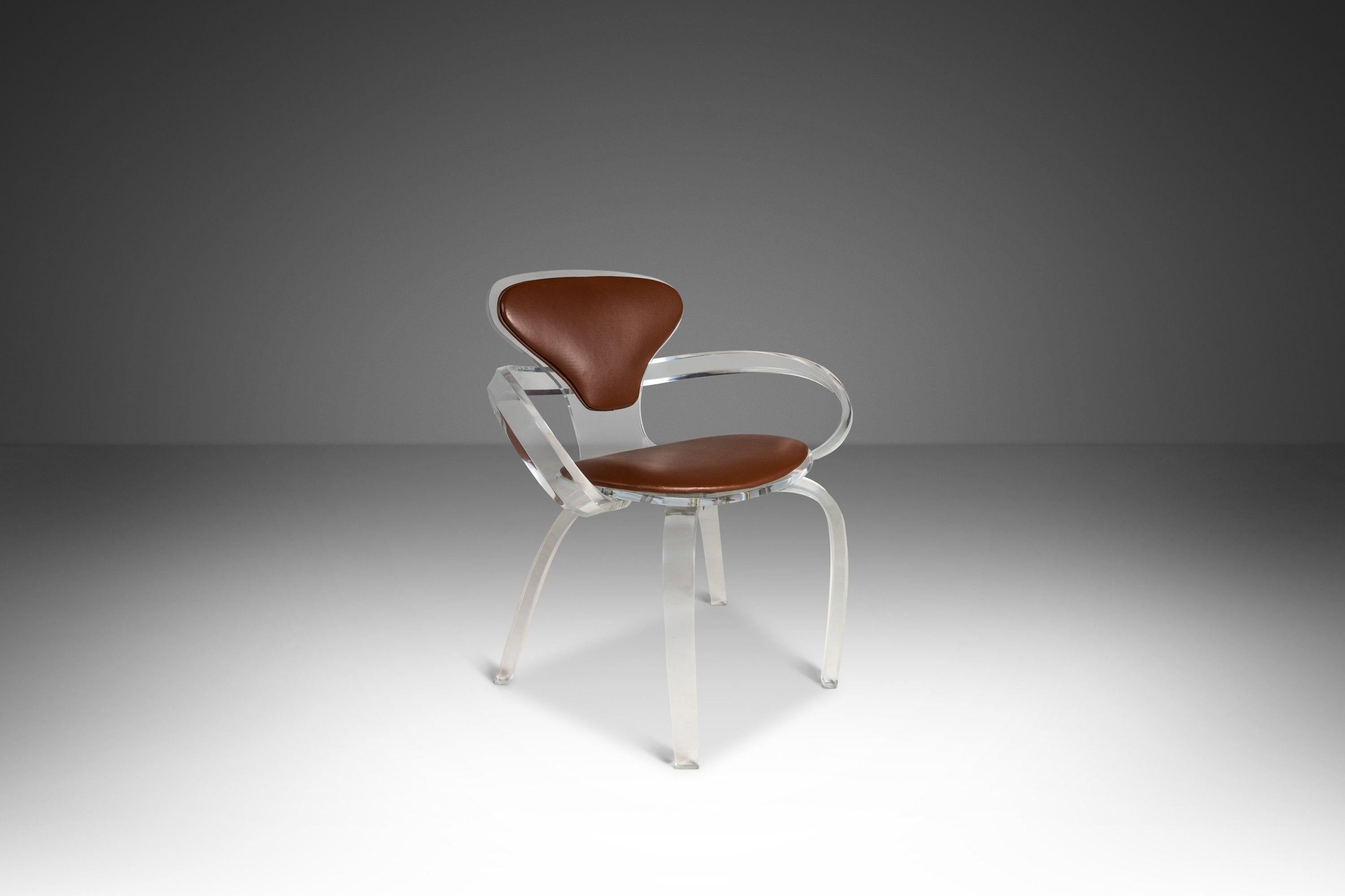 Fin du 20e siècle Ensemble de deux (2) fauteuils décoratifs Pretzel en lucite de designer d'après Norman Cherner en vente