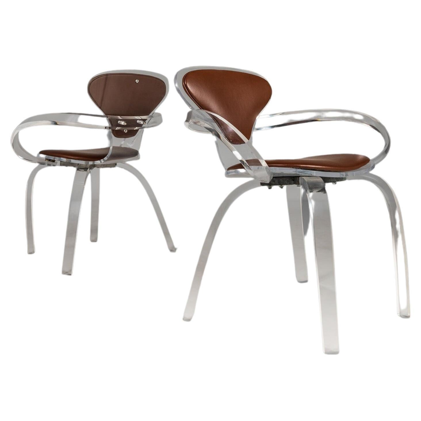 Ensemble de deux (2) fauteuils décoratifs Pretzel en lucite de designer d'après Norman Cherner en vente