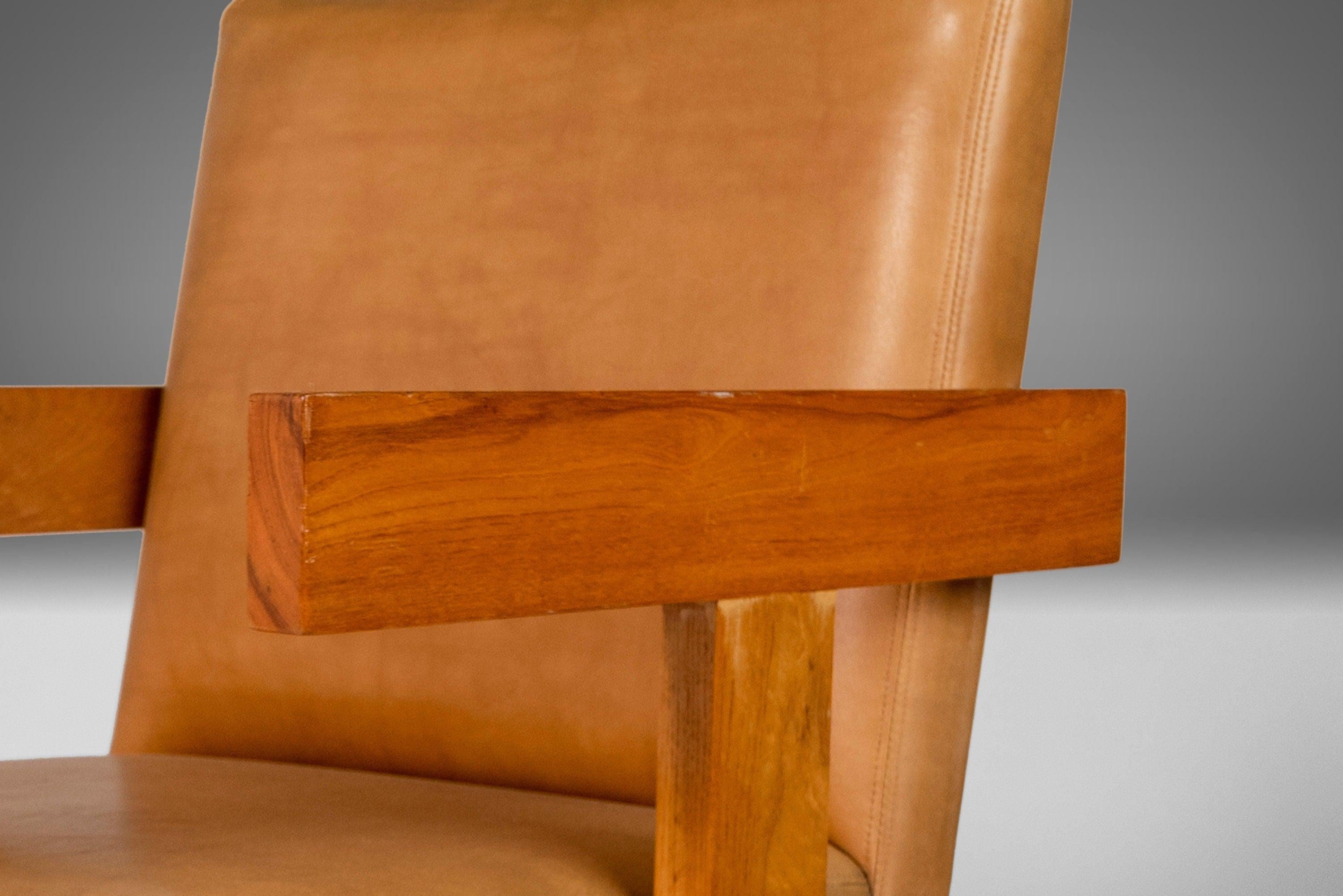 Un ensemble solide et substantiel de 2 chaises de salle à manger d'après Jens Risom. Construit en chêne avec les sièges en vinyle d'origine.

Largeur : 21.5 in / 54.61 cm
Profondeur : 23 in / 58.42 cm
Hauteur : 32.75 in / 83.19 cm
Hauteur du siège :
