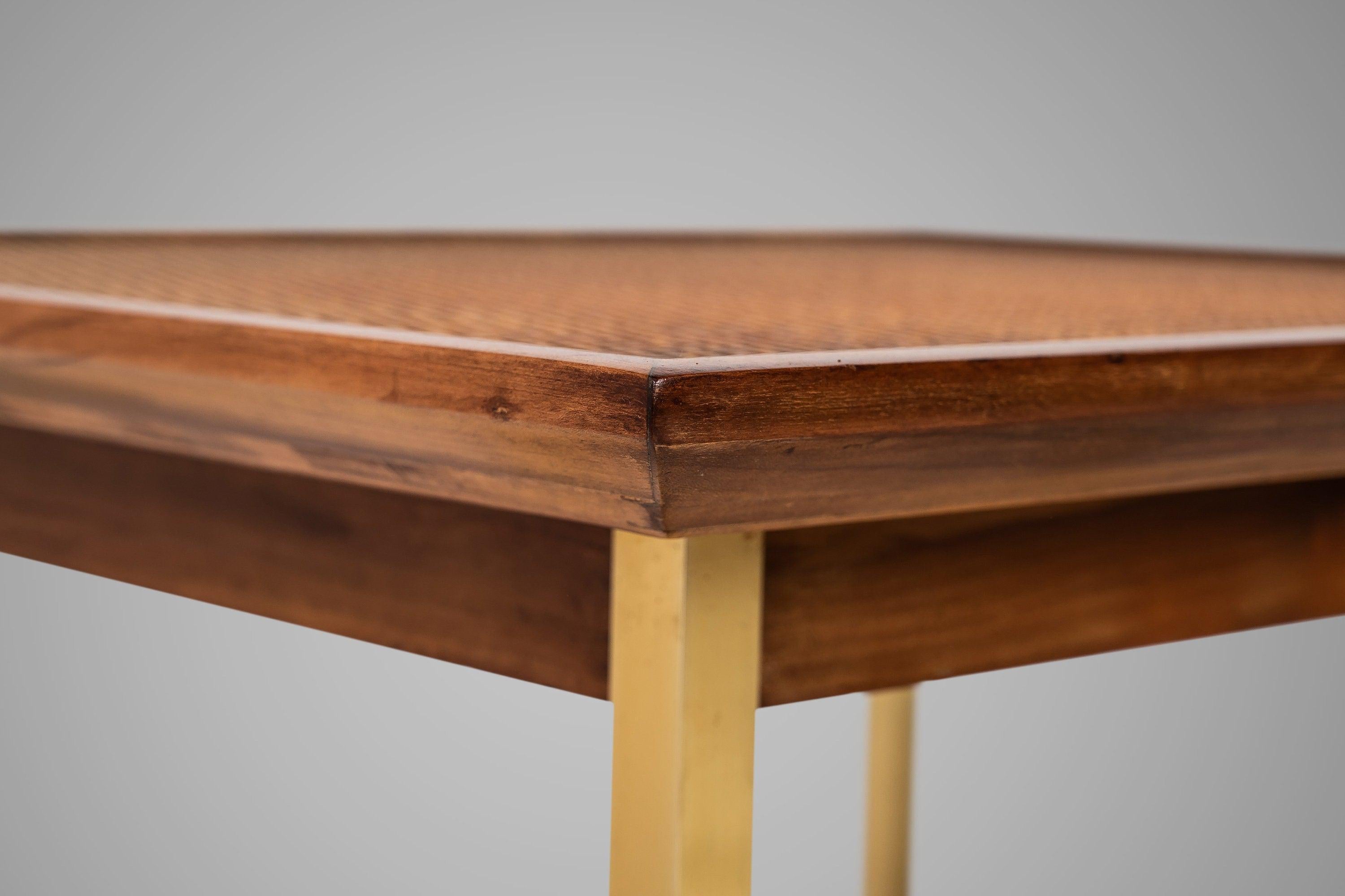 Produit par Drexel Sun Coast, cet ensemble de tables d'appoint, conçu par Kipp Stewart et Stewart McDougall, est un exemple exquis du design et de l'artisanat du milieu du siècle dernier. Avec leurs grains de bois de noyer massif, leurs luxueux