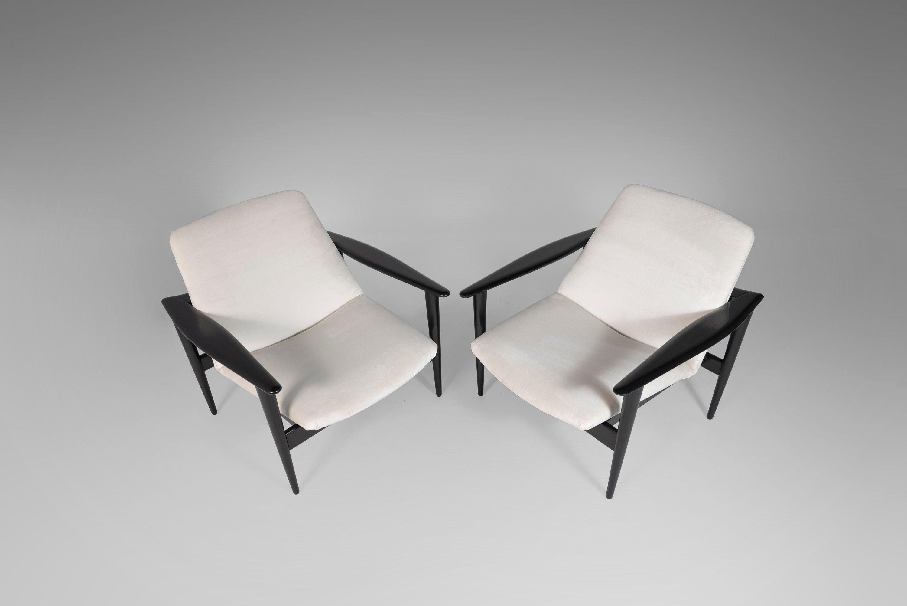 Set of Two '2' Ebonized Danish Modern Lounge Chairs Attributed to Hans Wegner In Excellent Condition For Sale In Deland, FL