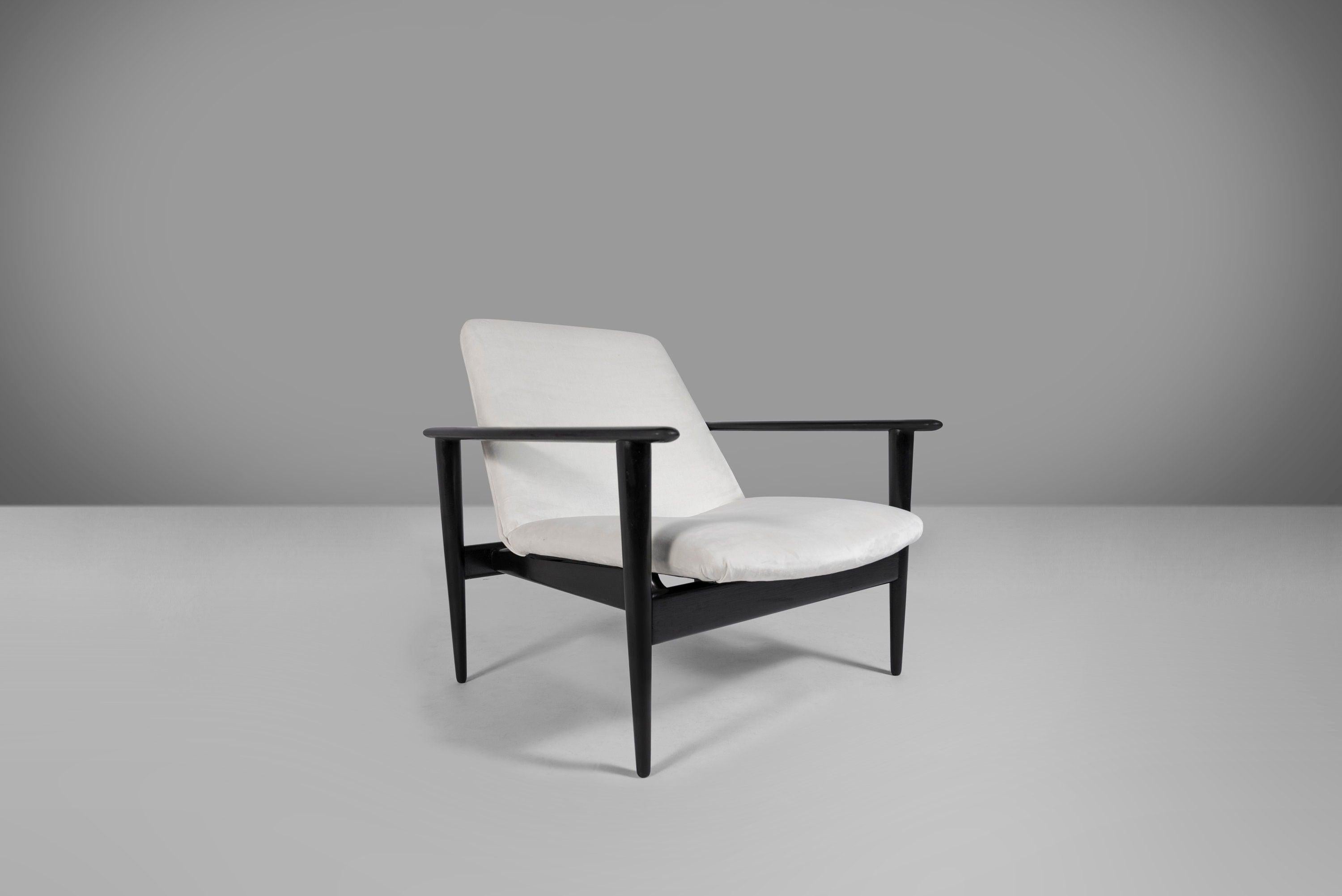 Mid-20th Century Set of Two '2' Ebonized Danish Modern Lounge Chairs Attributed to Hans Wegner For Sale
