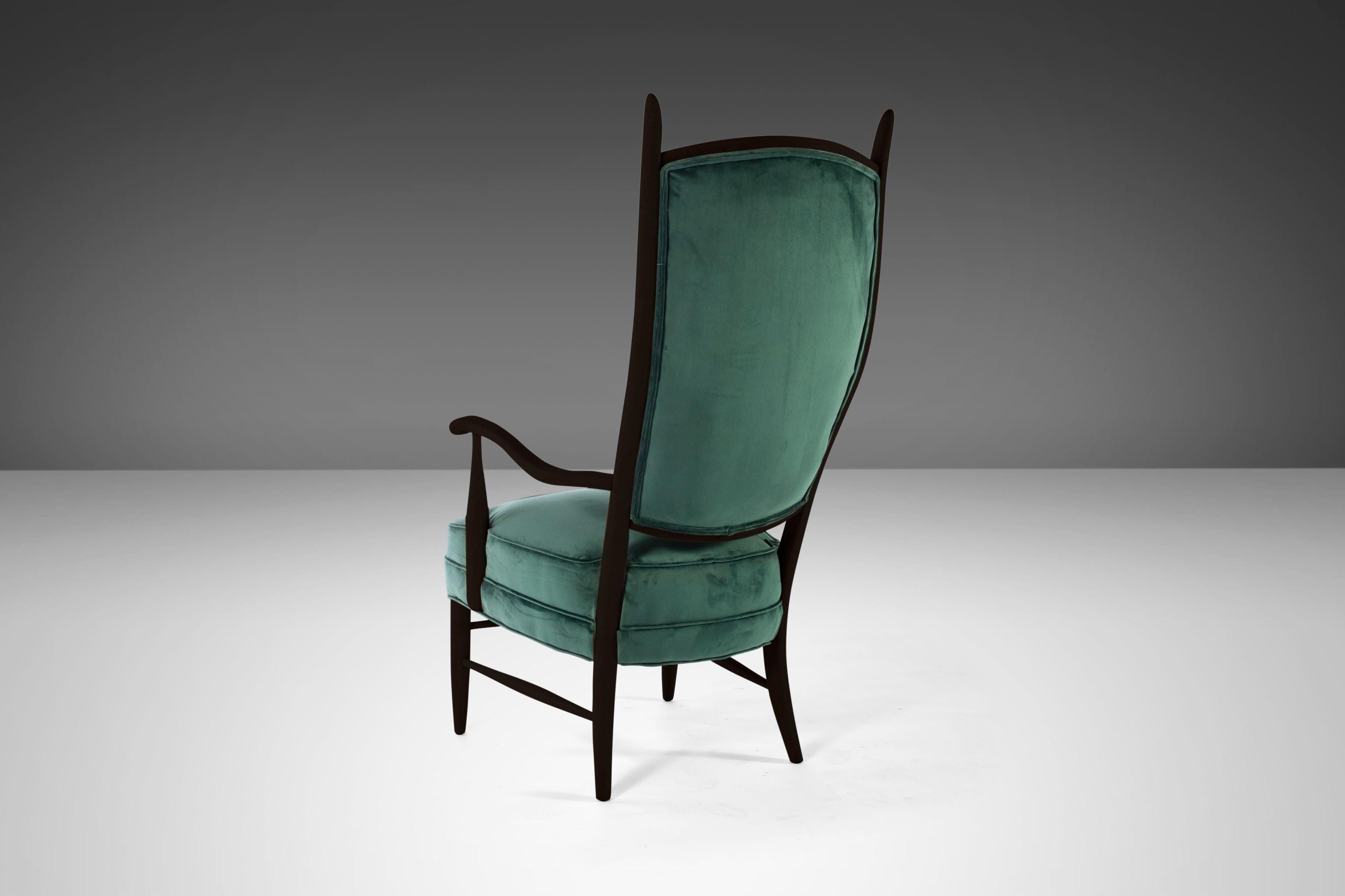 Une grande et remarquable paire de fauteuils en bois ébénisé avec des dossiers coniques en forme de corne souvent attribués à Edward Wormley pour Dunbar. Les chaises sont très stylisées et influencées par les dessins du fabricant de meubles italien