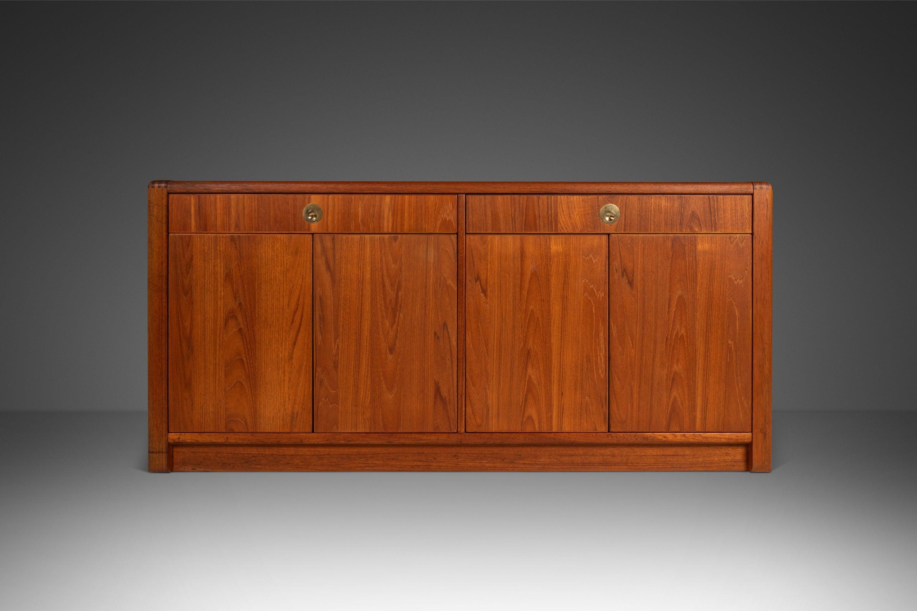 Mid-Century Modern Set of Two (2) Elegant Mid Century Modern Cabinets Sideboards Credenzas in Teak  For Sale