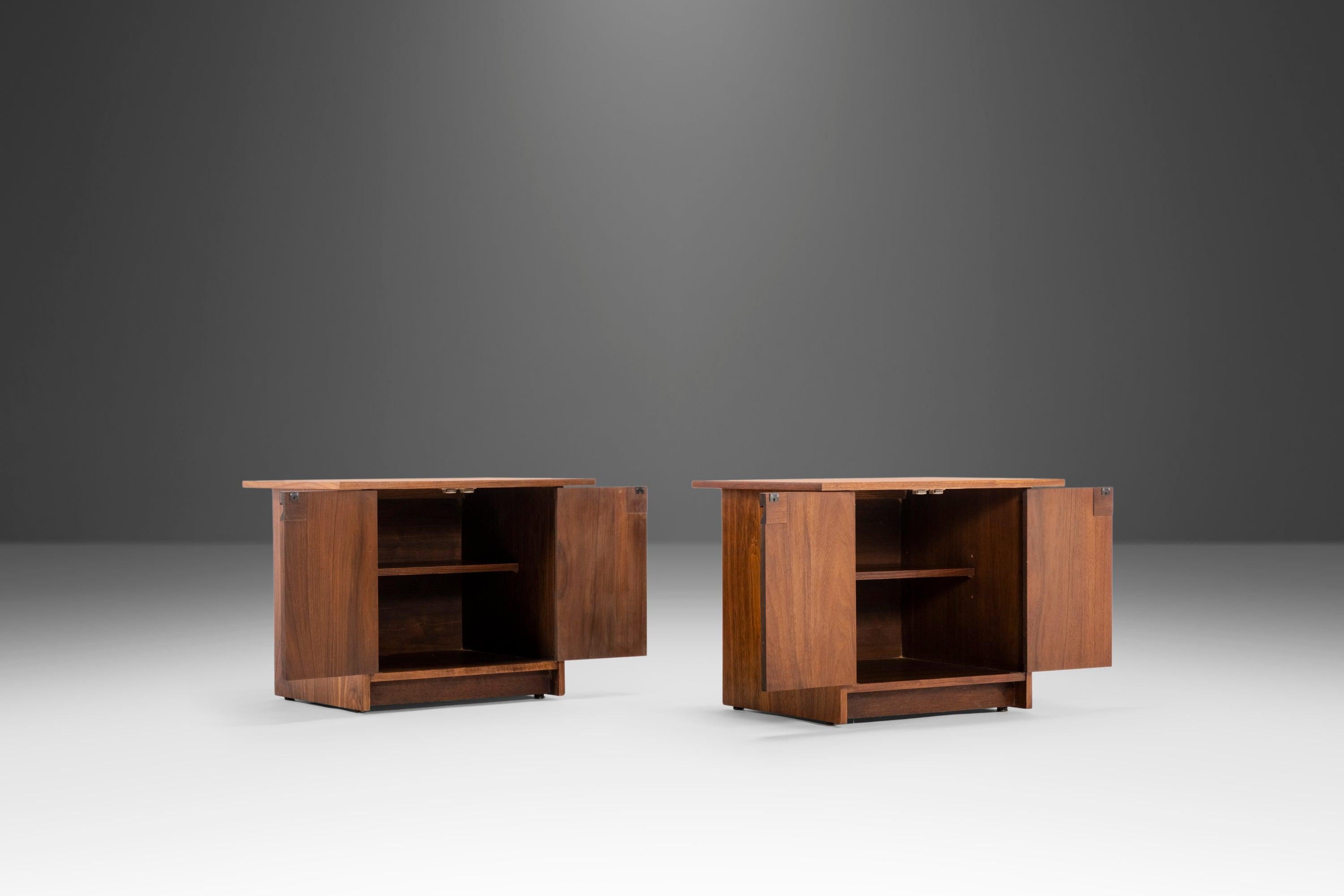 Set of Two (2) End Tables / Bedside Tables by Milo Baughman for Directional 1960 In Good Condition In Deland, FL