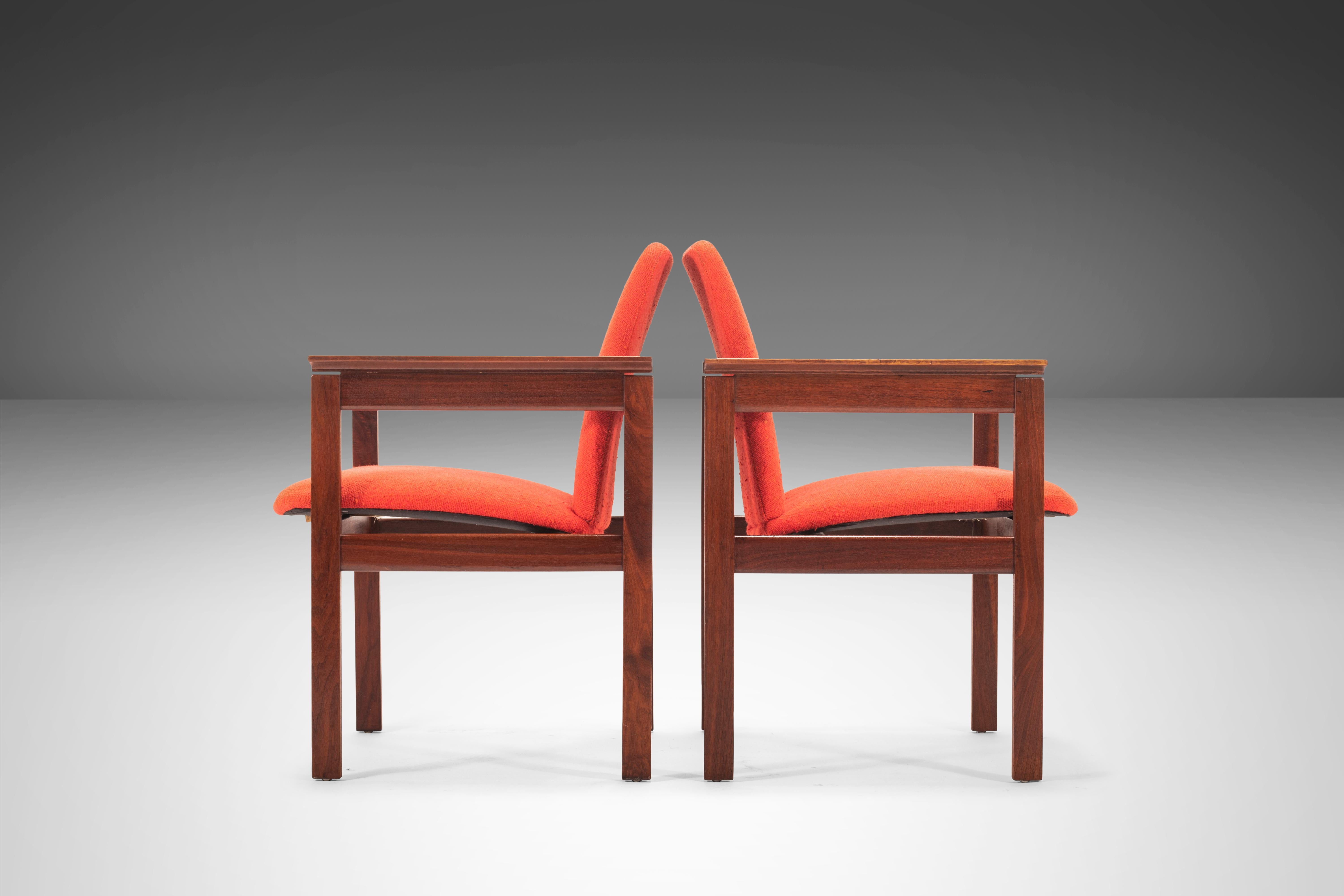 Mid-Century Modern Ensemble de deux fauteuils / chaises d'appoint en noyer de Jens Risom, États-Unis, années 1960 en vente