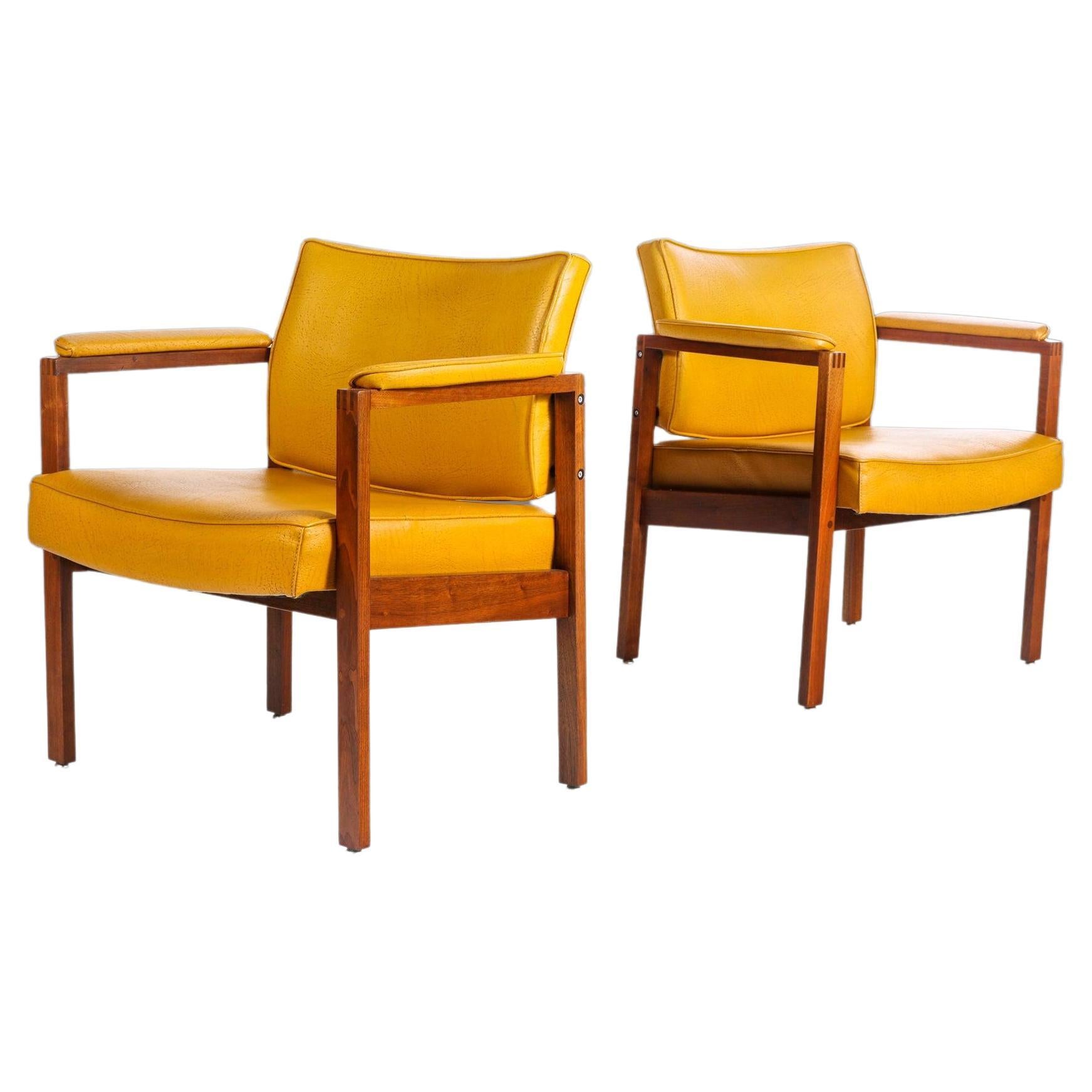 Set of Two '2' Lounge Chairs in Walnut & Vinyl After Jens Risom, USA, c. 1960's For Sale