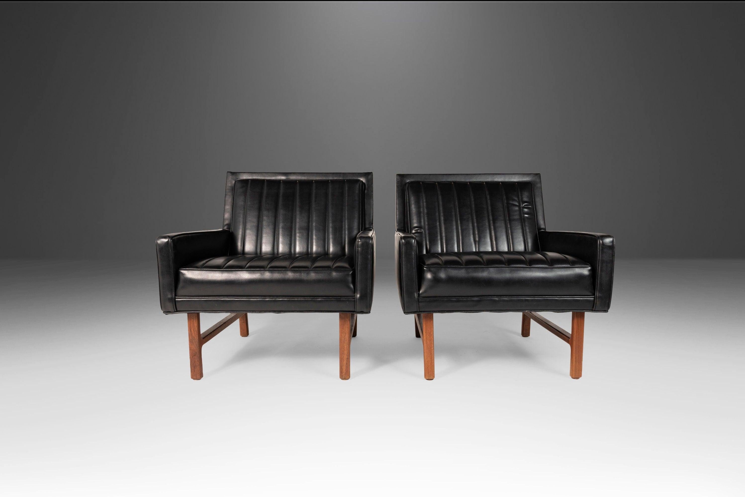 Mid-Century Modern Set of Two '2' Lounge Chairs in Walnut / Vinyl Attributed to Milo Baughman, USA For Sale