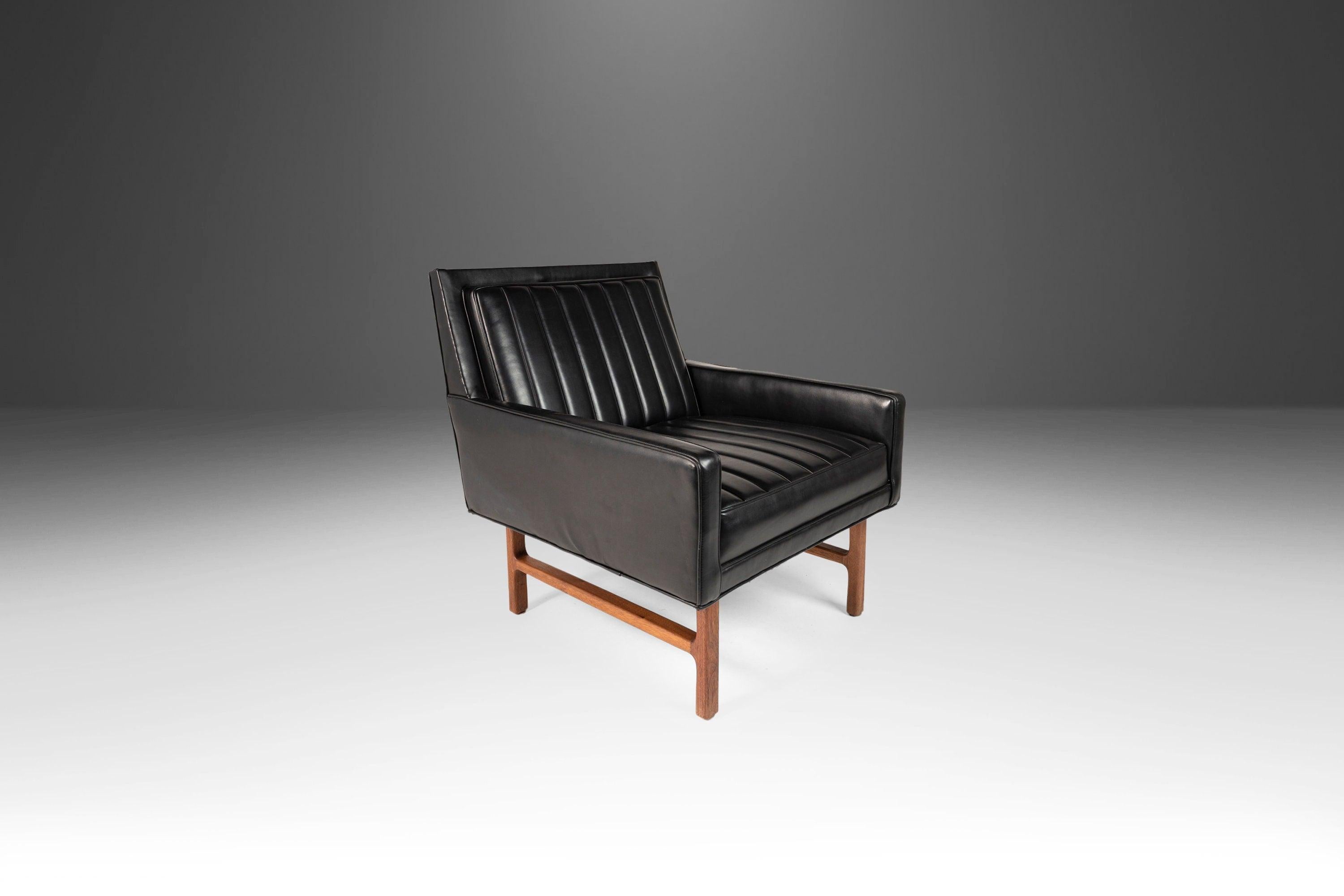 American Set of Two '2' Lounge Chairs in Walnut / Vinyl Attributed to Milo Baughman, USA For Sale
