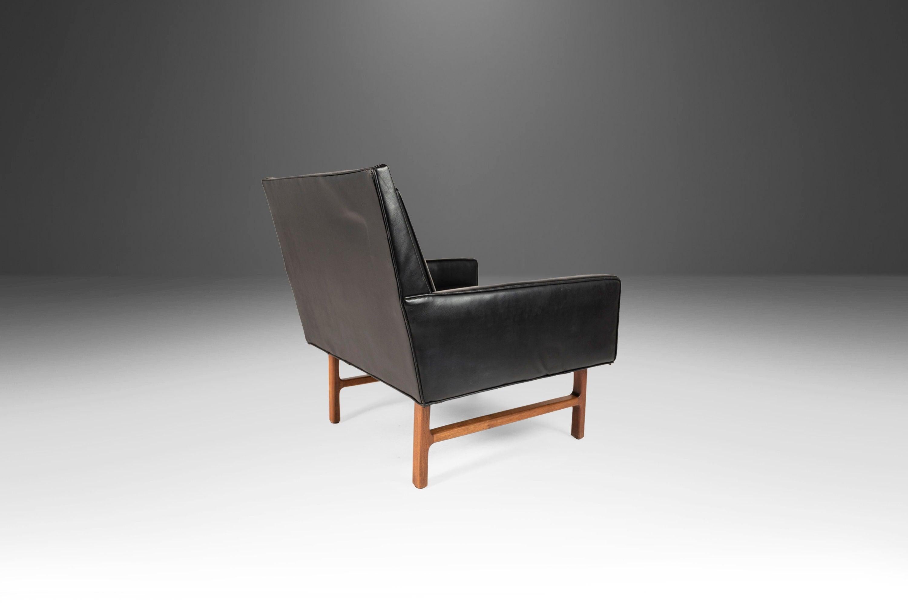 Mid-20th Century Set of Two '2' Lounge Chairs in Walnut / Vinyl Attributed to Milo Baughman, USA For Sale