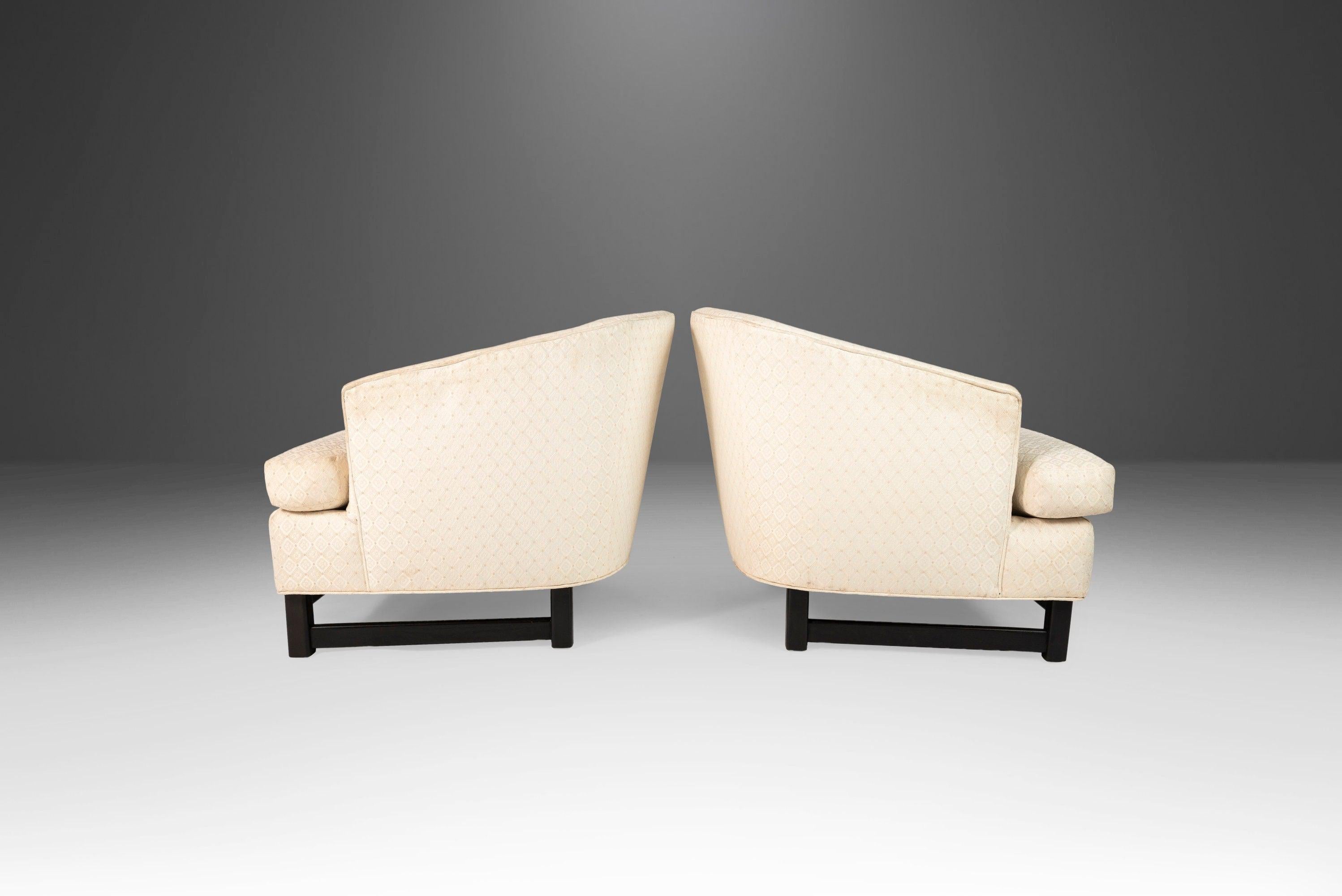 Attention aux designers ! Cet ensemble de fauteuils, d'après Edward Wormley pour Dunbar, est aussi élégant que confortable. La tapisserie d'origine montre des signes d'usure, ce qui fait de cet ensemble un candidat idéal pour un nouveau rembourrage
