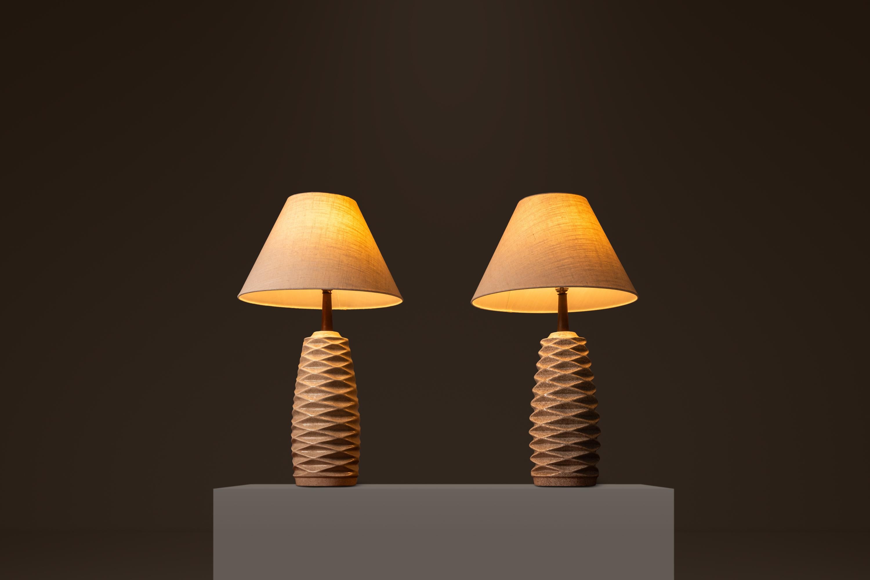 Set of Two ( 2 ) Mid-Century Modern Ceramic Table Lamps w/ Walnut Necks, 1960's For Sale 6