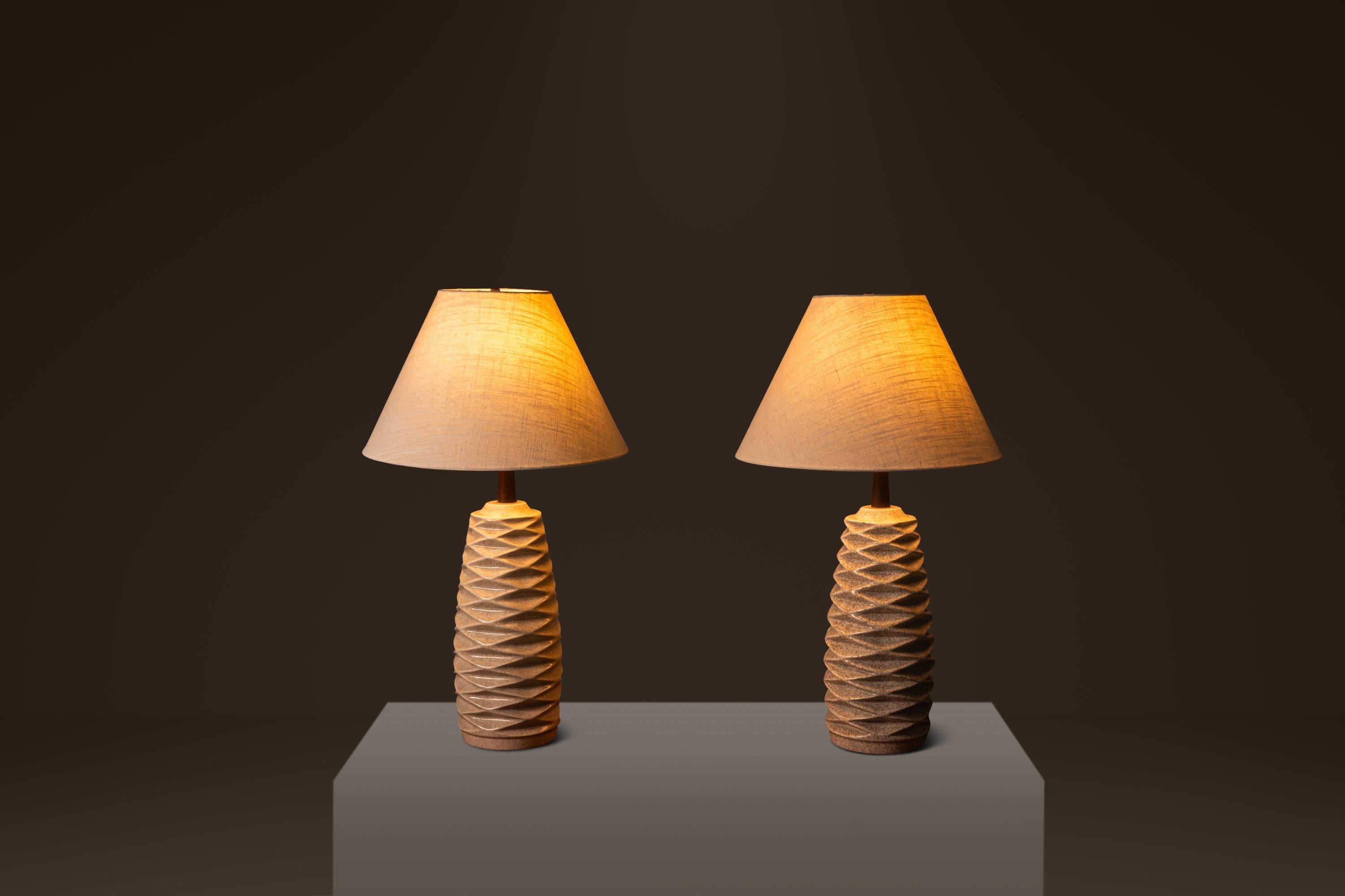 Set of Two ( 2 ) Mid-Century Modern Ceramic Table Lamps w/ Walnut Necks, 1960's For Sale 7