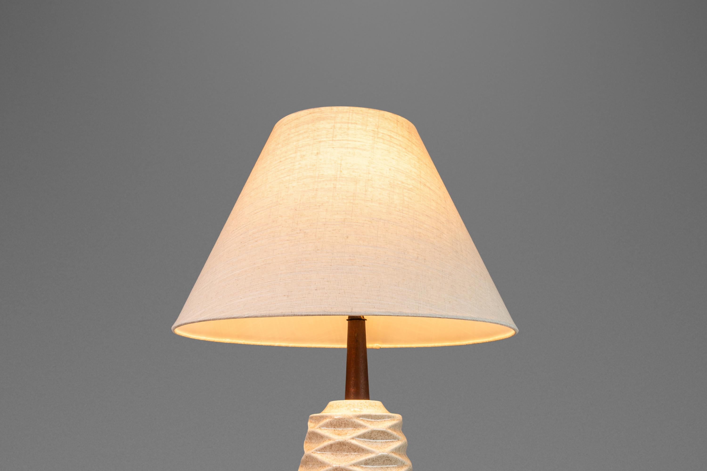 Set of Two ( 2 ) Mid-Century Modern Ceramic Table Lamps w/ Walnut Necks, 1960's For Sale 8