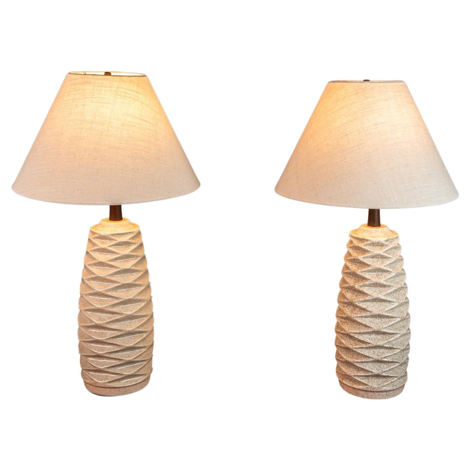 Ensemble de deux ( 2 ) lampes de table en céramique du milieu du siècle dernier avec cols en noyer, années 1960 en vente