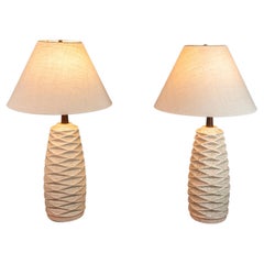 Set von zwei ( 2 ) Mid-Century-Modern-Tischlampen aus Keramik mit Nussbaumholznieten, 1960er Jahre
