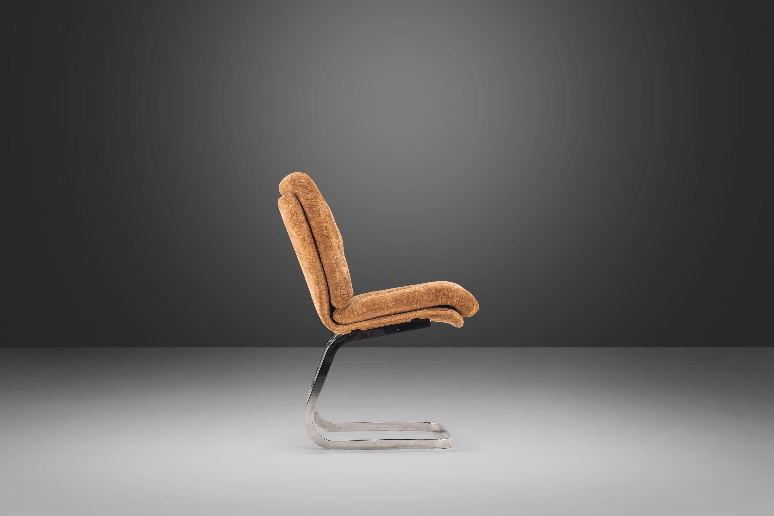 Attention aux designers ! Ce luxueux ensemble de chaises luge de Roche Bobois allie style et confort. Idéales pour les studios ou les bureaux, ces chaises au design et à la fabrication exquis sont parfaites pour les collectionneurs à la recherche de