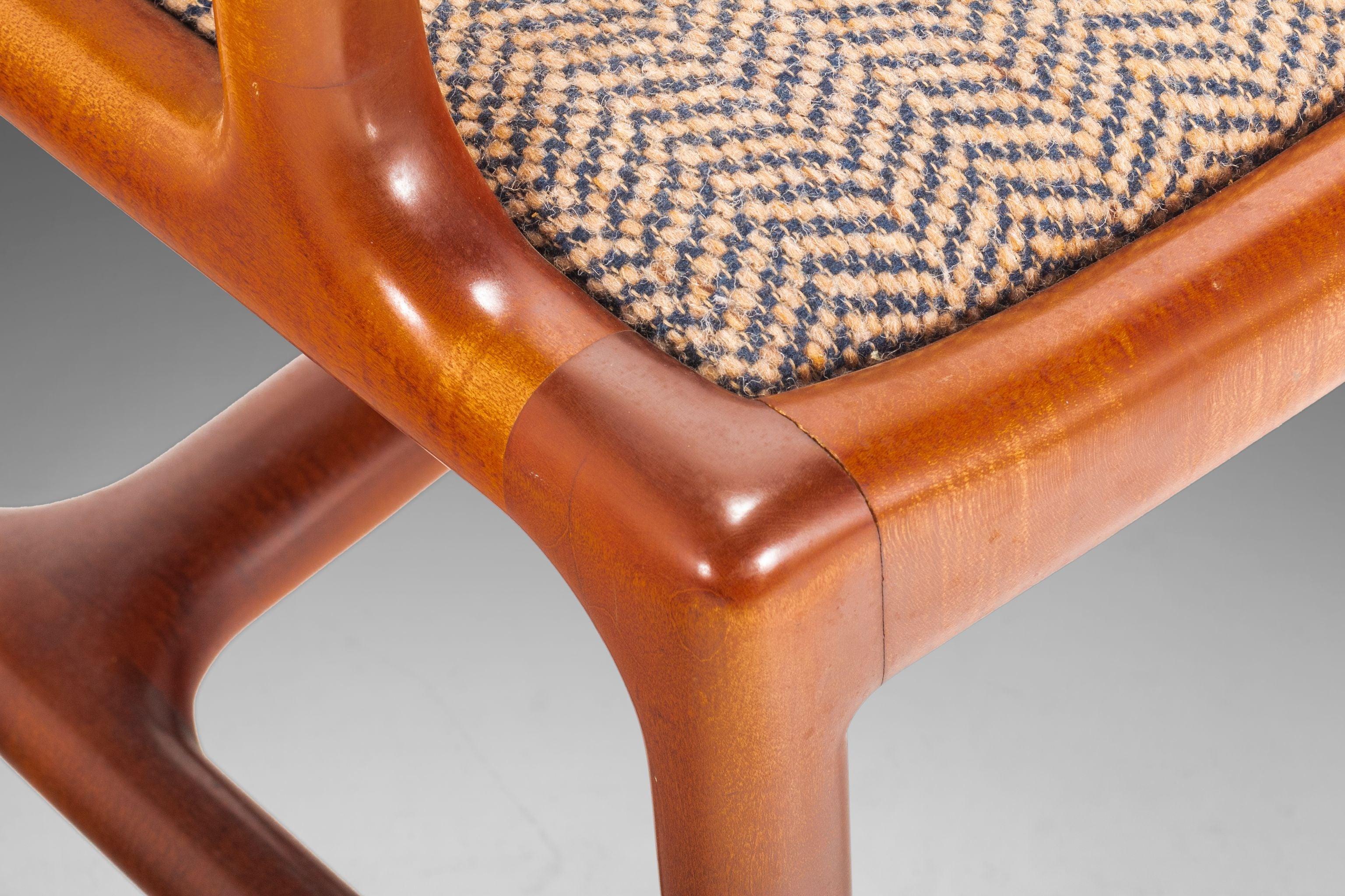 Cet ensemble de chaises bretzels aux formes ludiques ne ressemble à aucun autre que nous ayons jamais vu. Fabriqués en chêne massif, recouverts d'un tissu tweed original aux jolis motifs géométriques et dotés d'un assemblage complexe sans soudure,