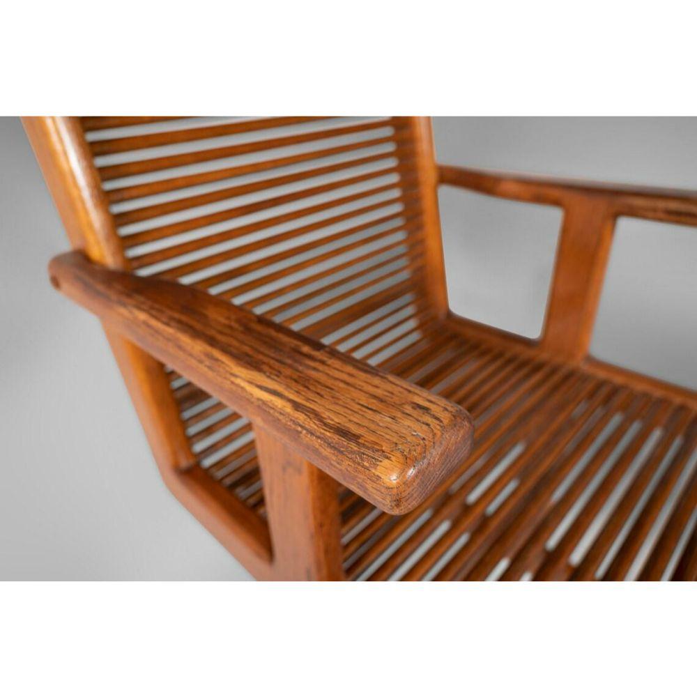 Dieses Set aus zwei Seitenzeichen ist einzigartig, gut konstruiert und ein echter Blickfang. Die Sitzfläche und die Rückenlehne bestehen aus Spindeln, während der restliche Rahmen des Stuhls aus markanten rechtwinkligen Formen besteht. Die