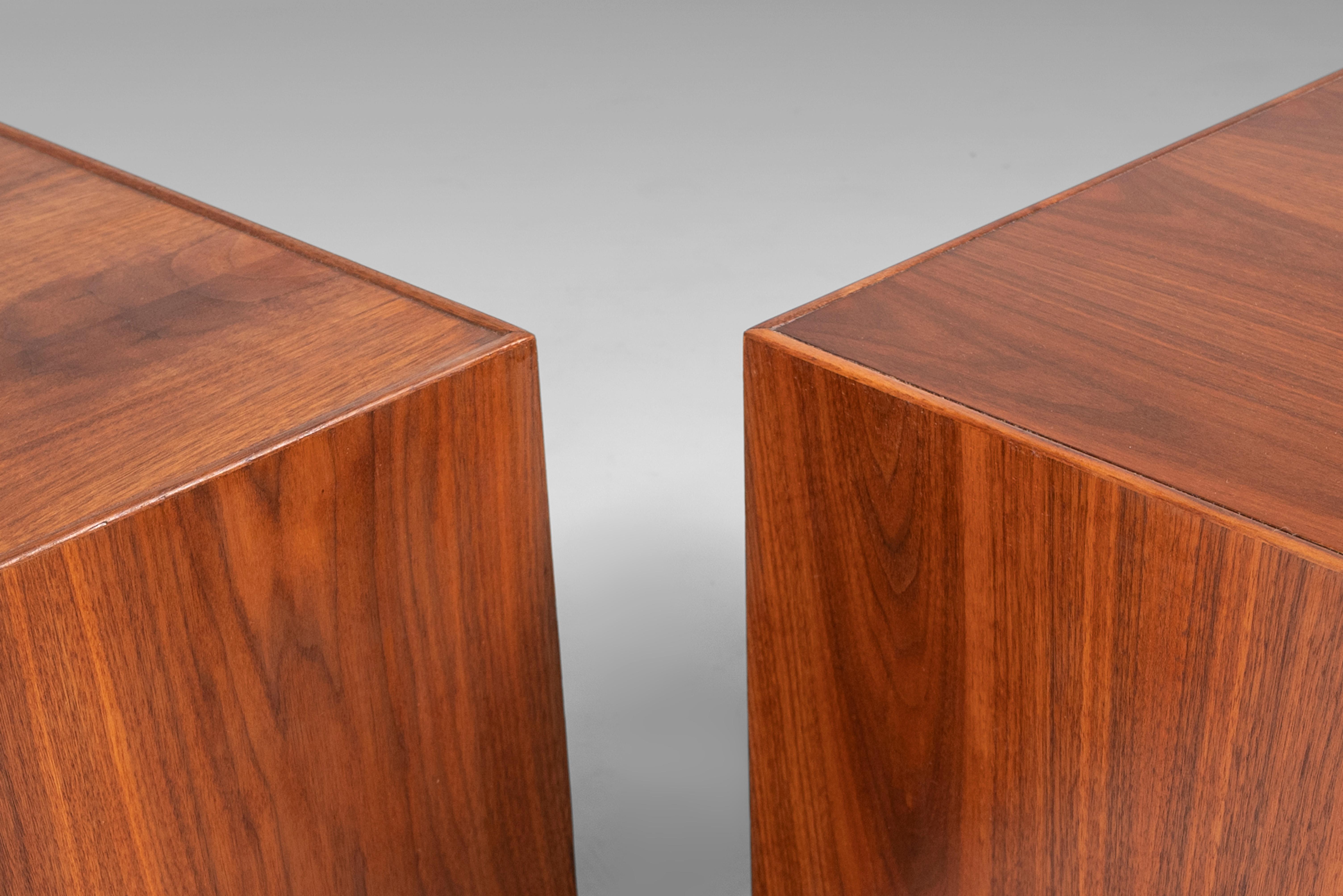 Set of Two (2) Modernist Cubes / End Tables in Walnut After Milo Baughman, 1965 6