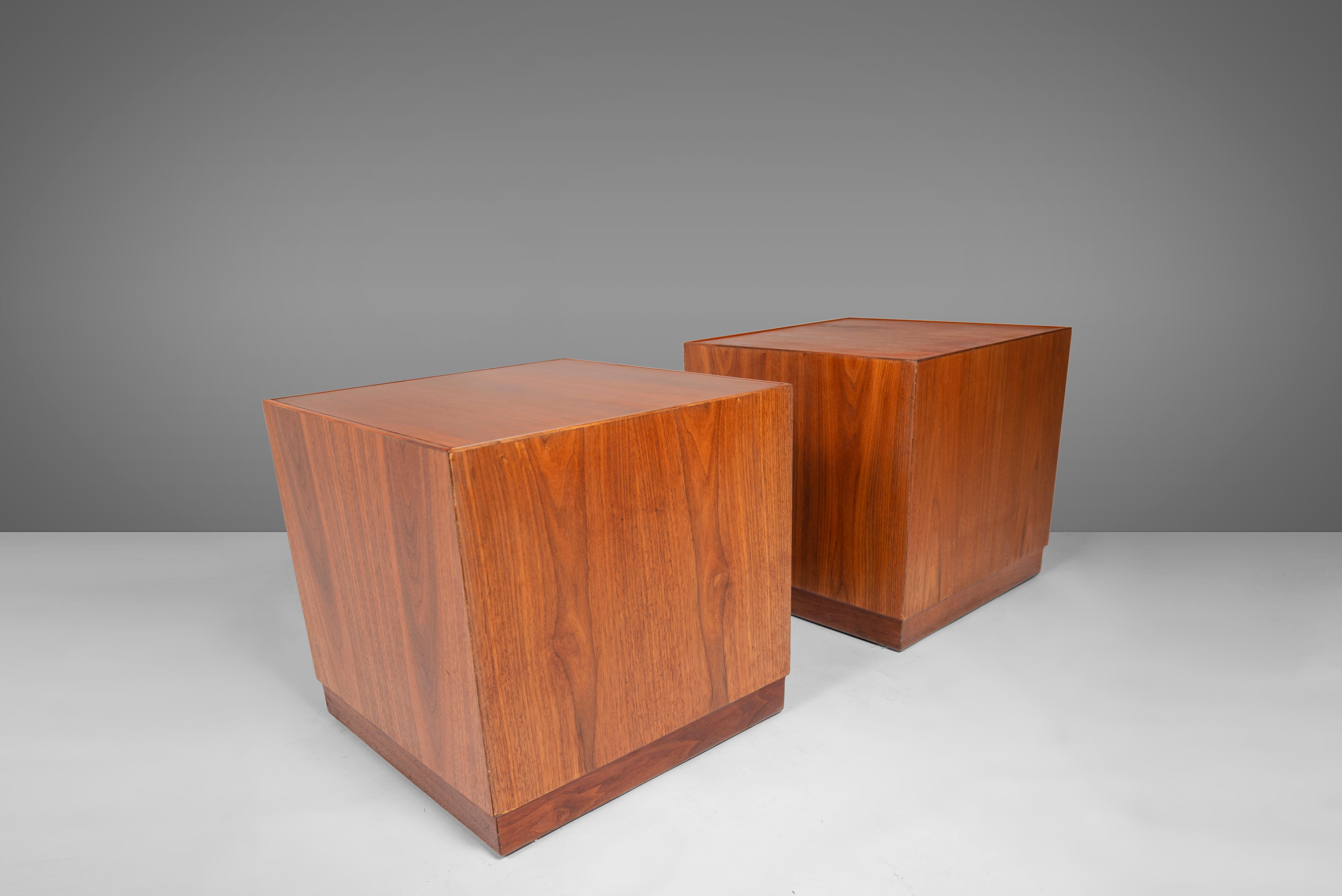 An exceptional pair of newly restored, striking flame-grained walnut cube side tables / end tables. Circa 1965.
