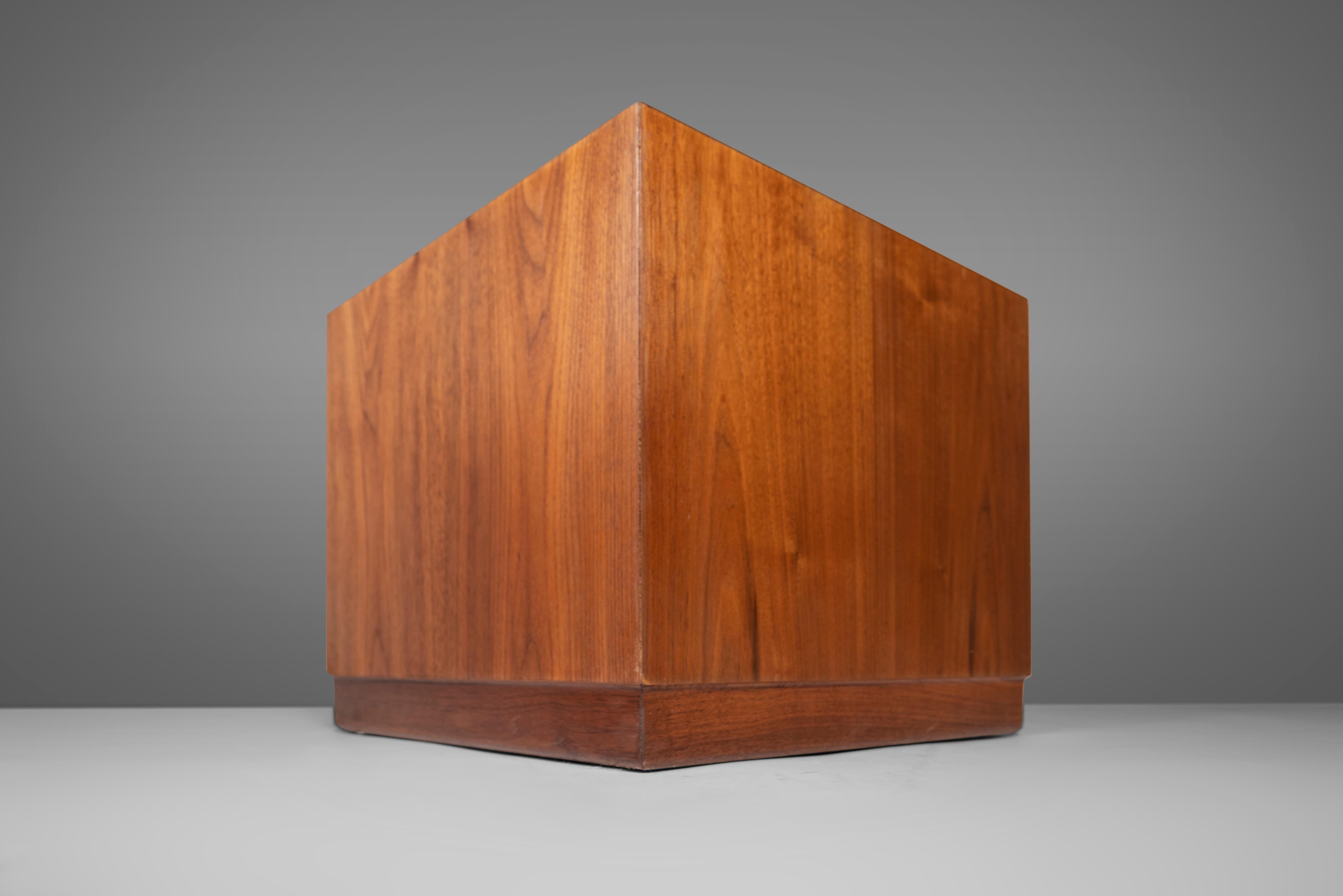 American Set of Two (2) Modernist Cubes / End Tables in Walnut After Milo Baughman, 1965