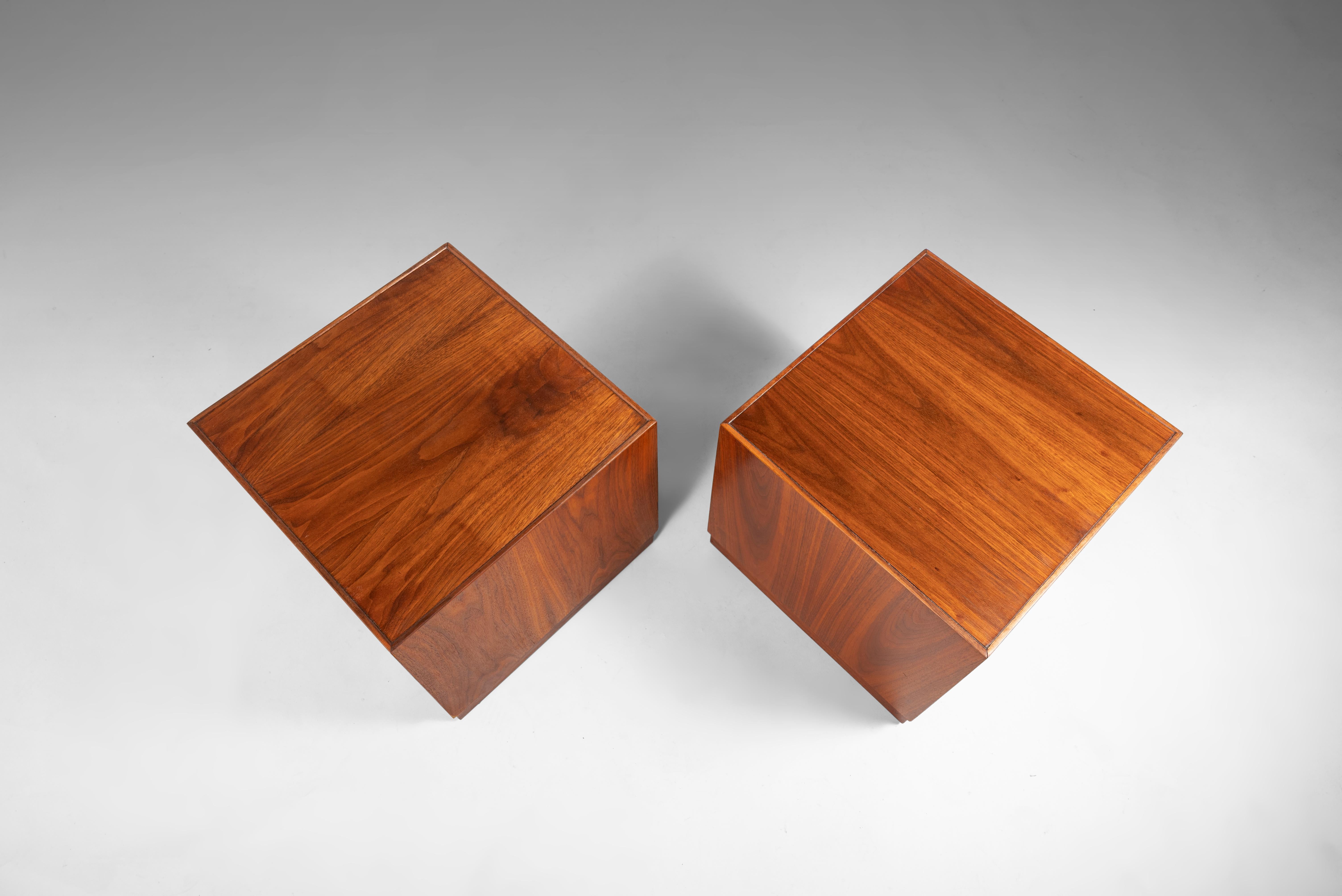 Set of Two (2) Modernist Cubes / End Tables in Walnut After Milo Baughman, 1965 In Good Condition In Deland, FL