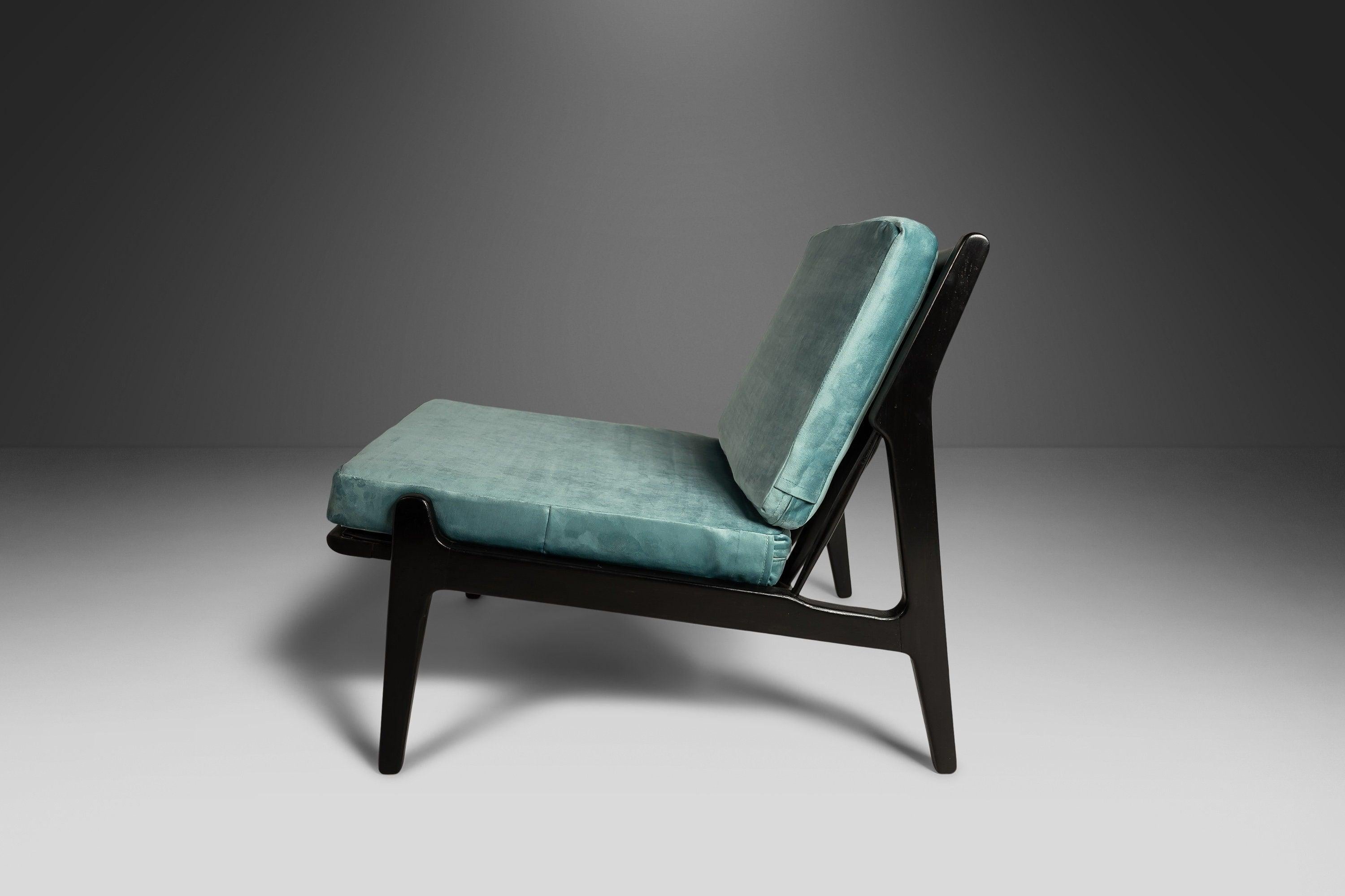 Conçue par l'artisan danois visionnaire Ib Kofod Larsen au début des années 1950, cette chaise modèle est antérieure à son emblématique (et de forme similaire) chaise 
